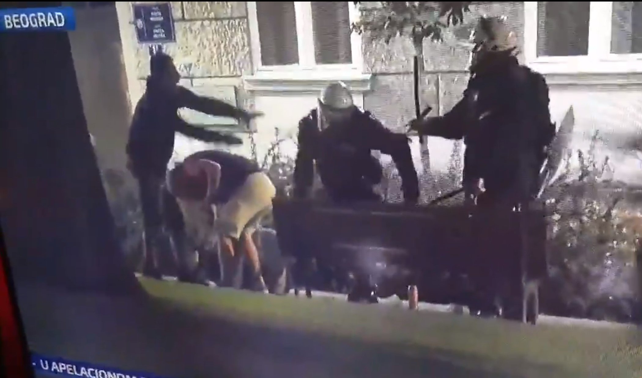 Policija tuče pendrecima momke koji mirno sede na klupi