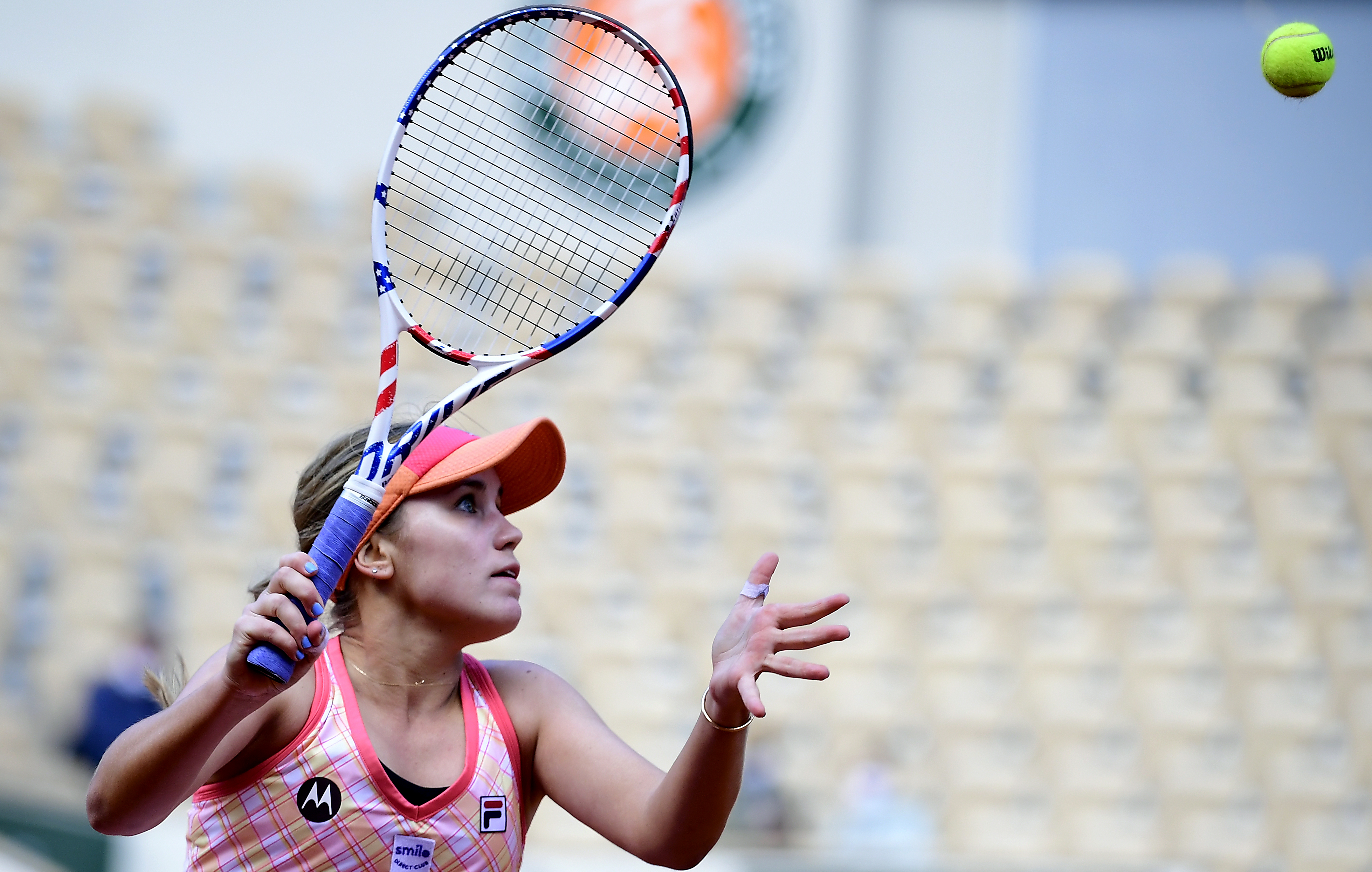 epaselect epa08734138 Sofia Kenin of the USA in action against Iga Swiatek of Poland during their women?s final match during the French Open tennis tournament at Roland ?Garros in Paris, France, 10 October 2020.  EPA-EFE/JULIEN DE ROSA