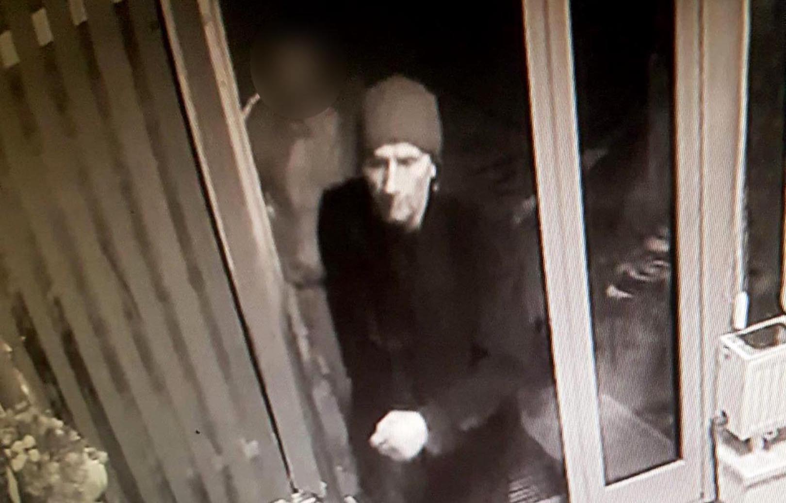 Pripadnici Ministarstva unutrašnjih poslova u Pančevu intenzivno tragaju za muškarcem osumnjičenim da je na području Policijske uprave u Pančevu i još nekoliko gradova u Srbiji izvršio više krivičnih dela teška krađa.