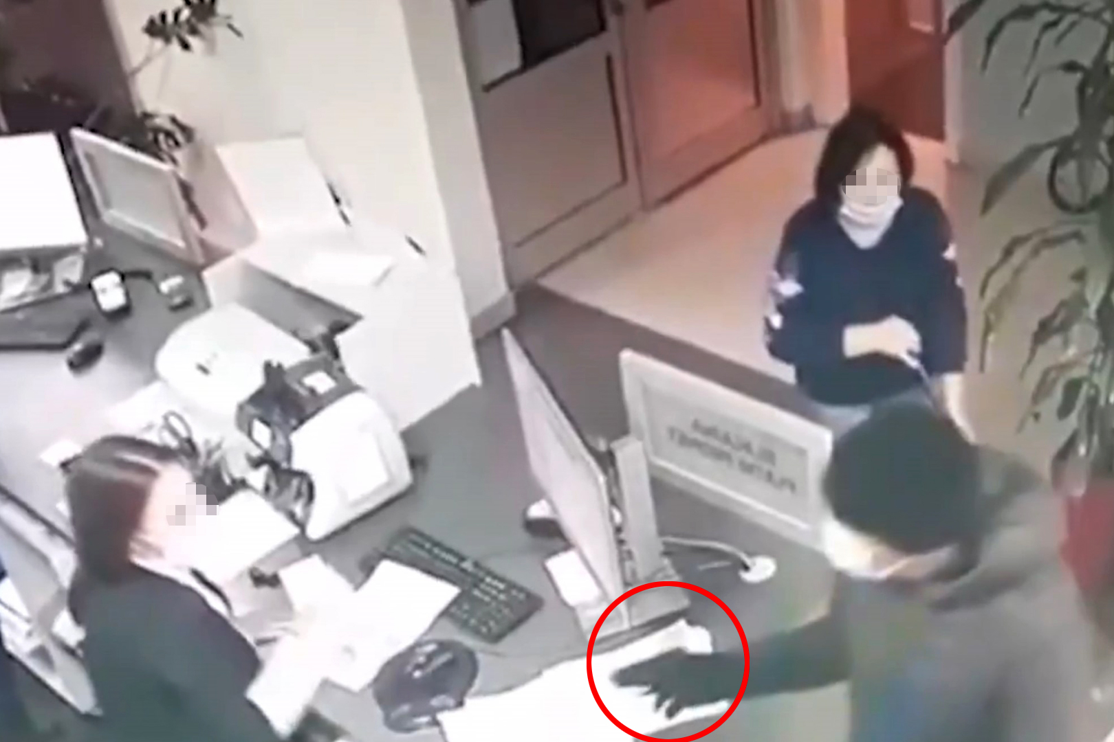 Pljacka banke u Beogradu, pistolj, pljackas