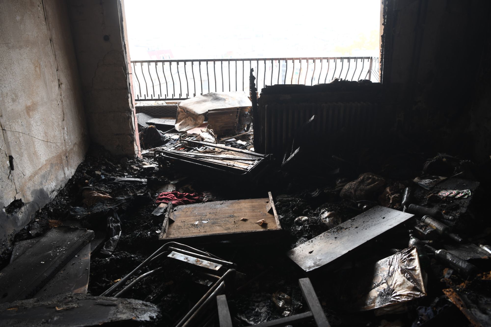 28.10.2020 požar na dorcolu Danas oko 13 časova izbio je požar u stambenoj zgradi na Dorćolu, u Ulici Visokog Stevana, Vatrogasci, hronika, pozar, intervencija, vatrogasno vozilo, dan posle pozara