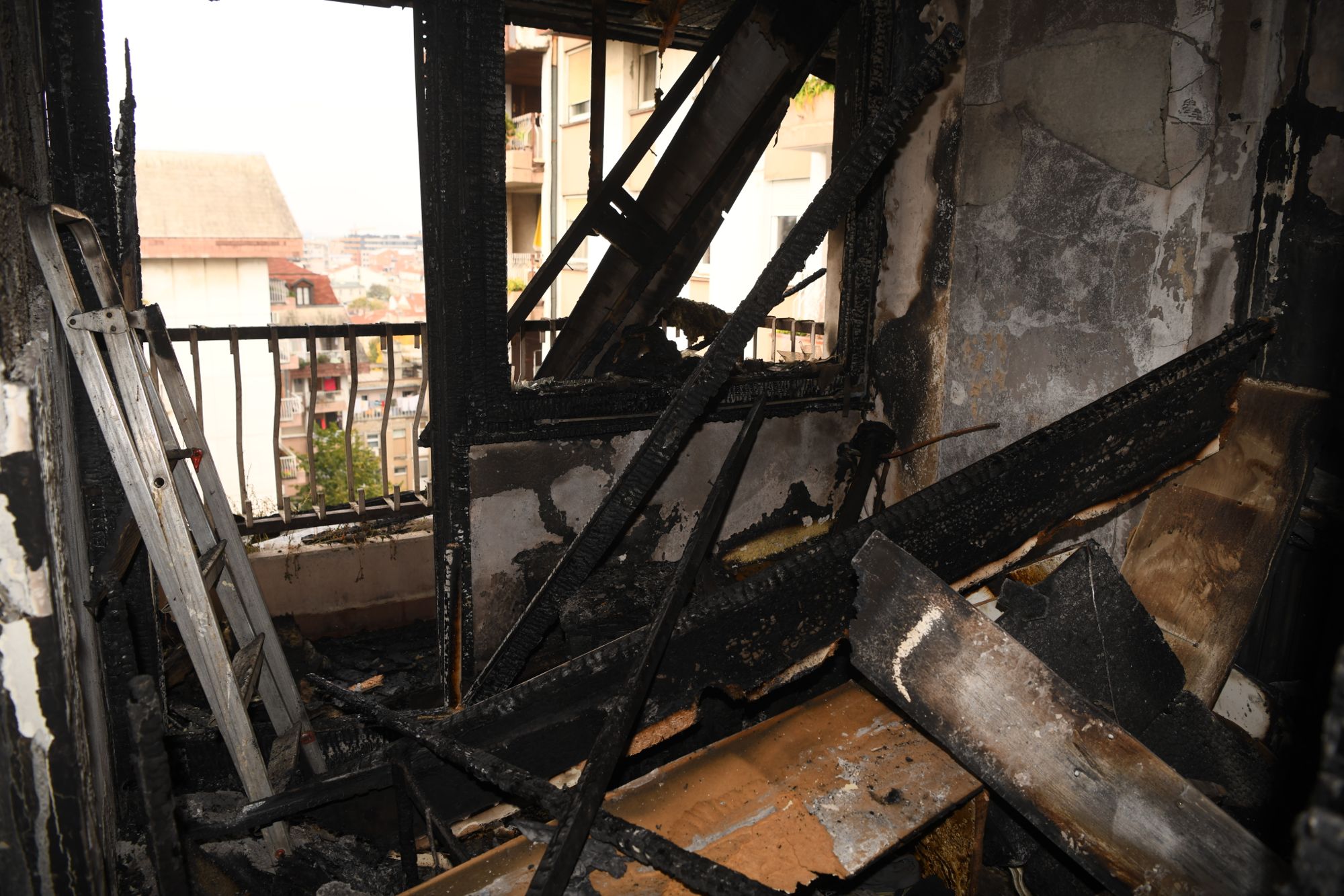 28.10.2020 požar na dorcolu Danas oko 13 časova izbio je požar u stambenoj zgradi na Dorćolu, u Ulici Visokog Stevana, Vatrogasci, hronika, pozar, intervencija, vatrogasno vozilo, dan posle pozara