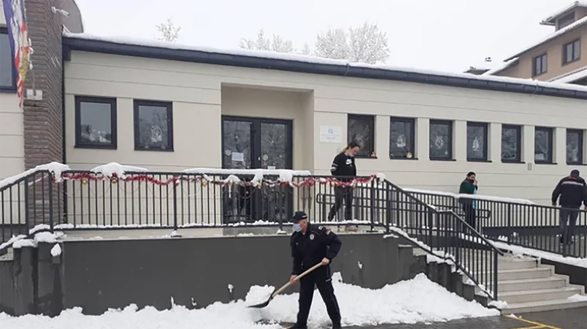 BEOGRADSKI POLICAJCI NA NOGAMA Od noćas uključeni u akciju čišćenja snega i pružanju pomoći najugroženijima