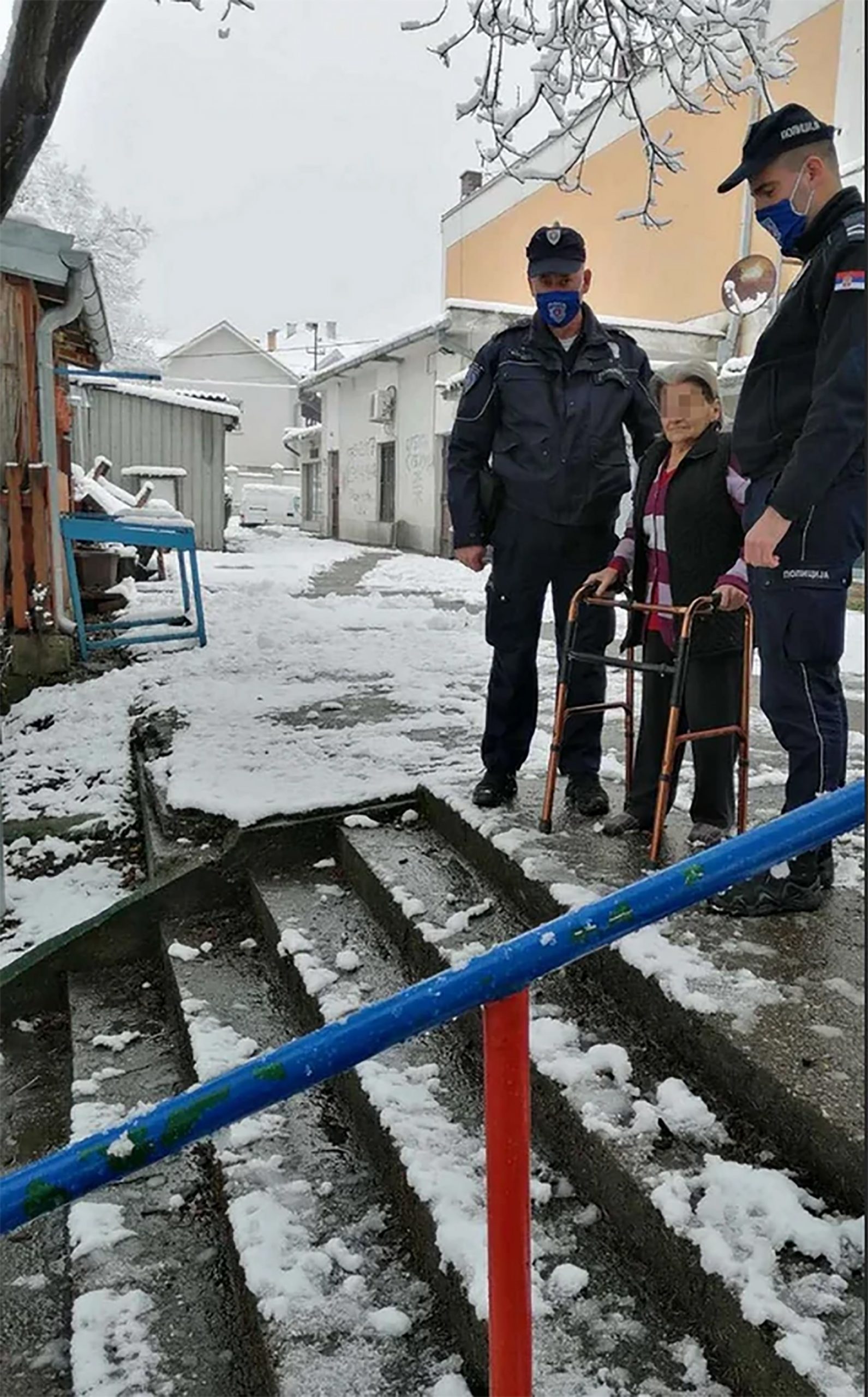 BEOGRADSKI POLICAJCI NA NOGAMA Od noćas uključeni u akciju čišćenja snega i pružanju pomoći najugroženijima