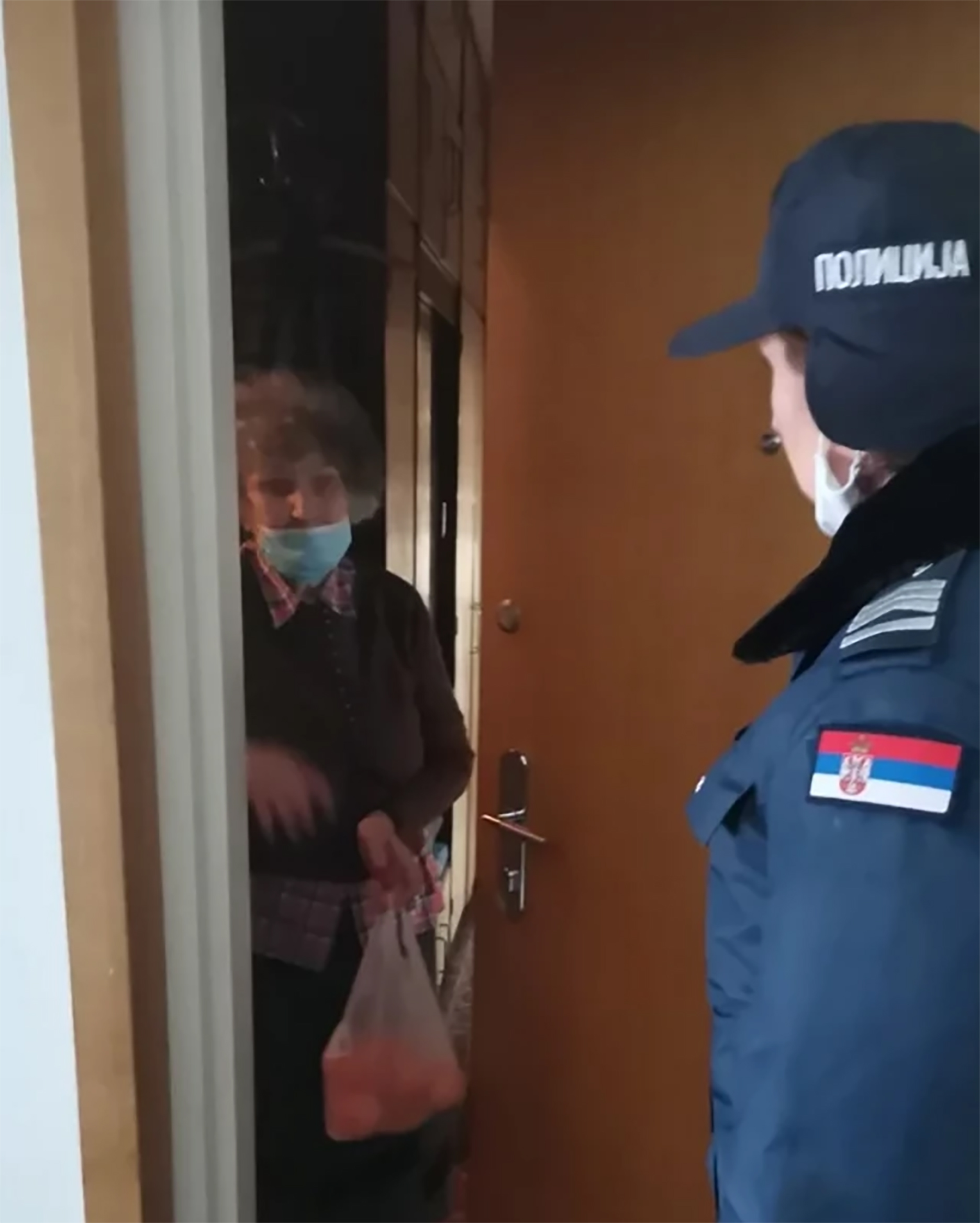 BEOGRADSKI POLICAJCI NA NOGAMA Od noćas uključeni u akciju čišćenja snega i pružanju pomoći najugroženijima