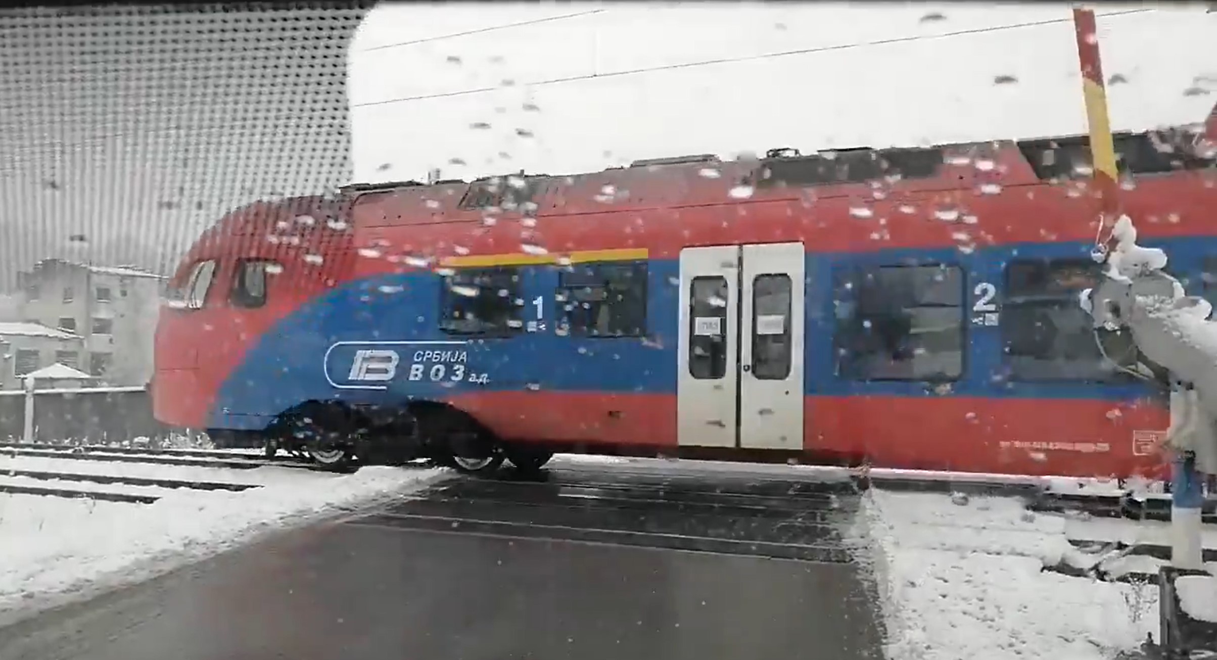 Putni prelaz u Kijevu, Rakovica.
Mašinovođa zna da su rampe neispravne ali vozači ne - njima je prolaz otvoren.