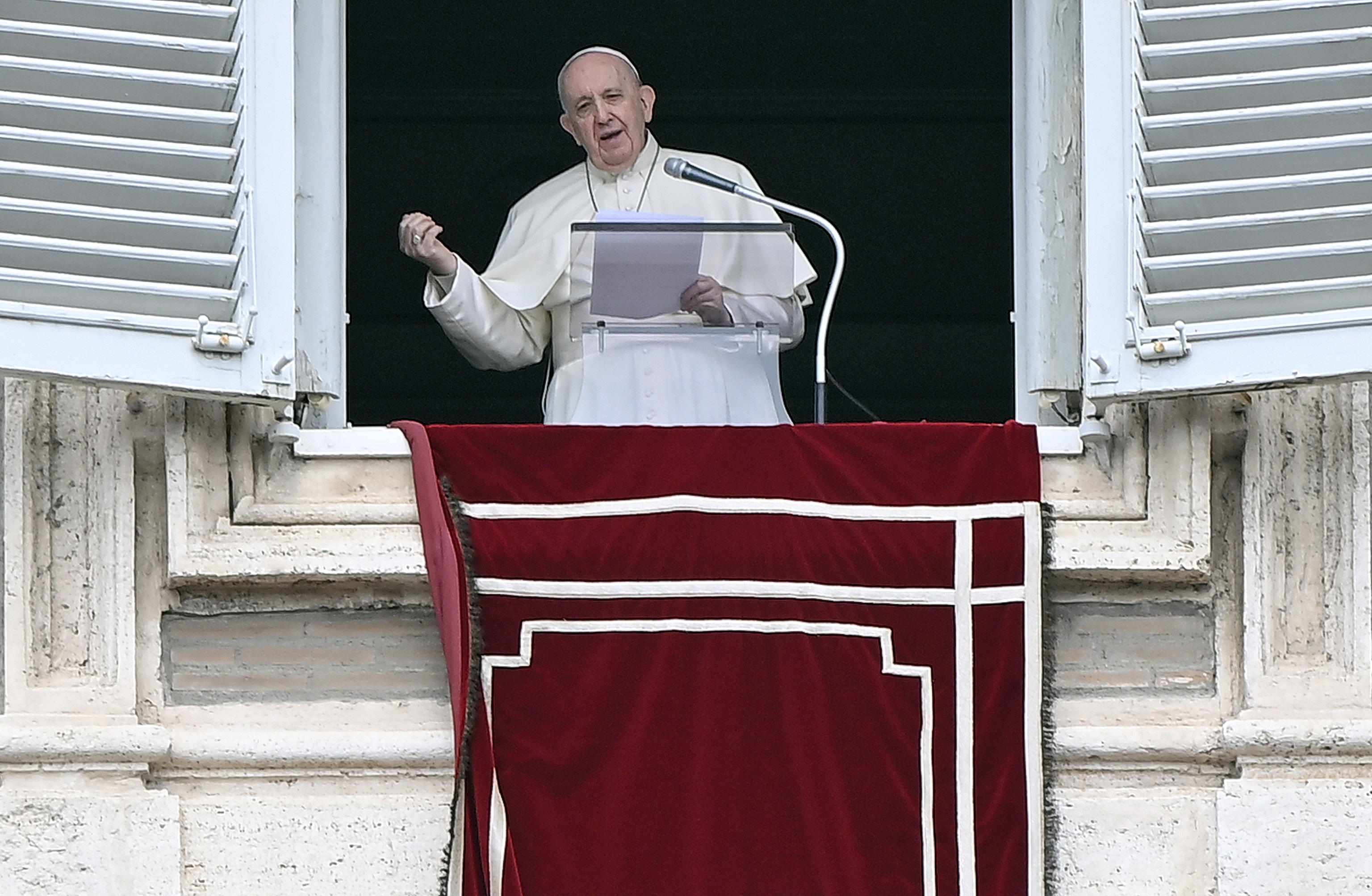 epa09142673 Pope Francis leads his Regina Coeli prayer from the window of his office overlooking Saint Peter's Square, Vatican City, Italy, 18 April 2021.  EPA-EFE/RICCARDO ANTIMIANI