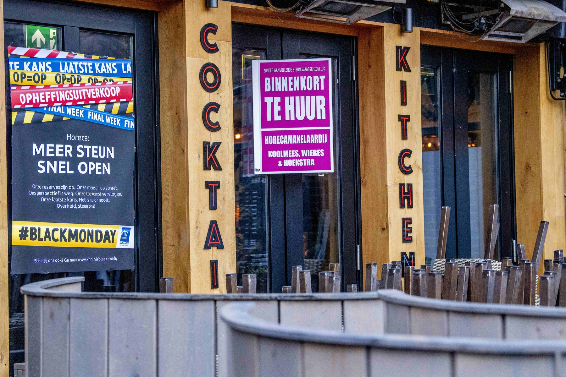 Restaurants closed with Soon For Rent broker signs - The Hague holandija