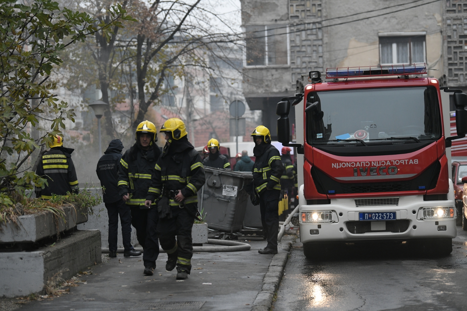 Beograd 28. novembar 2020. Pozar u kineskoj radnji na uglu Ulica Juzni bulevar i Maksima Gorkog vatrogasci  Foto:Dragan Mujan/Nova.rs