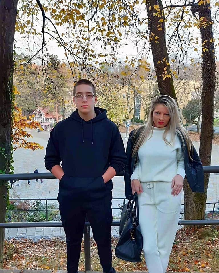 Veljko Veselinović (17) iz Niša, jedan od najtalentovanijih mladih umetnika u Nišu, ponovo je dokazao svoj izuzetan dar za sliikarstvo osvajanjem treće nagrade na Međunarodnom likovnom konkursu "Mini restART