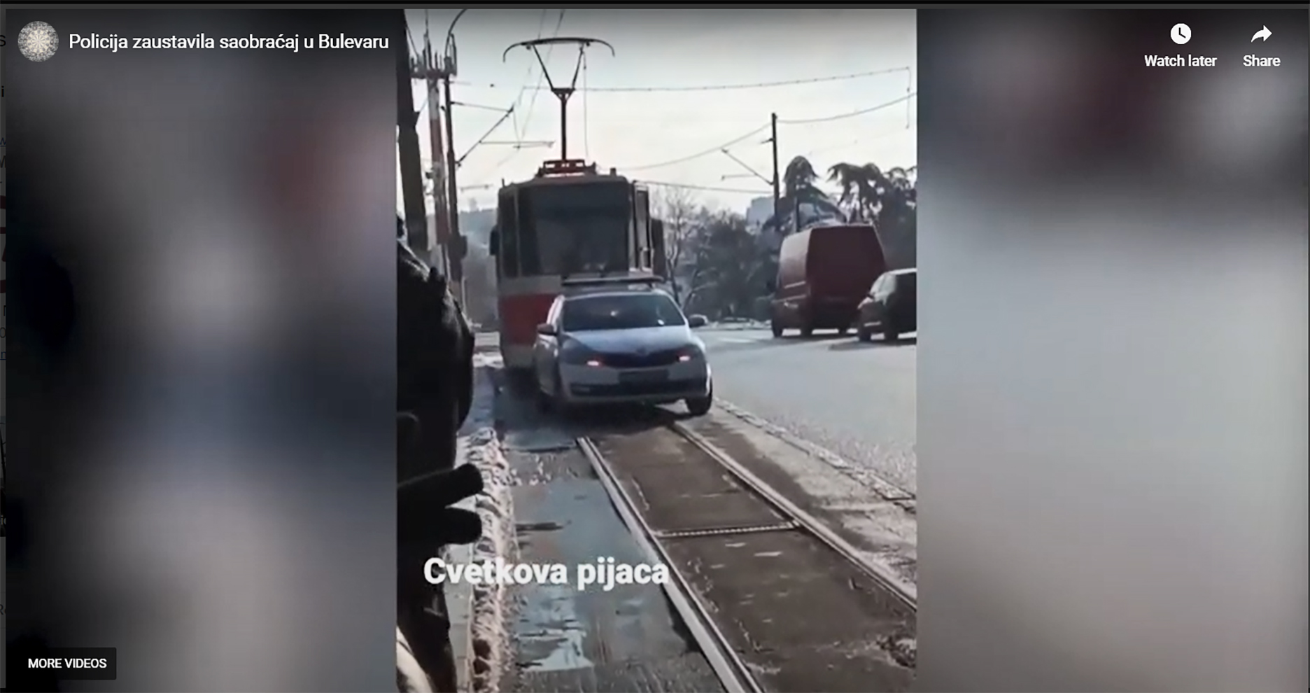 policija zaustavlja saobracaj na bulevaru