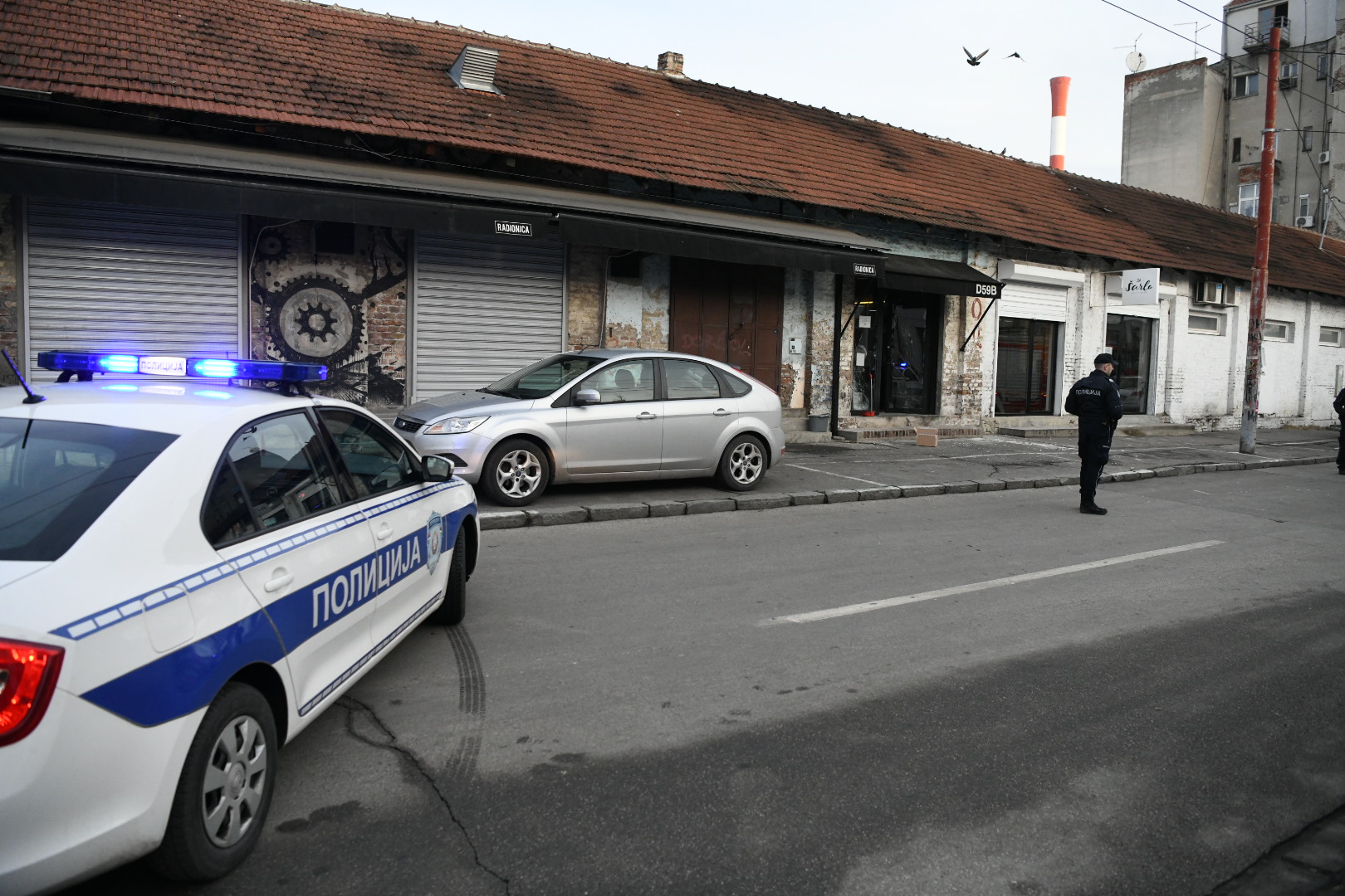Policijski uviđaj ispred kafića na koji je jutros bačena bomba FOTO: Vesna Lalić / Nova.rs