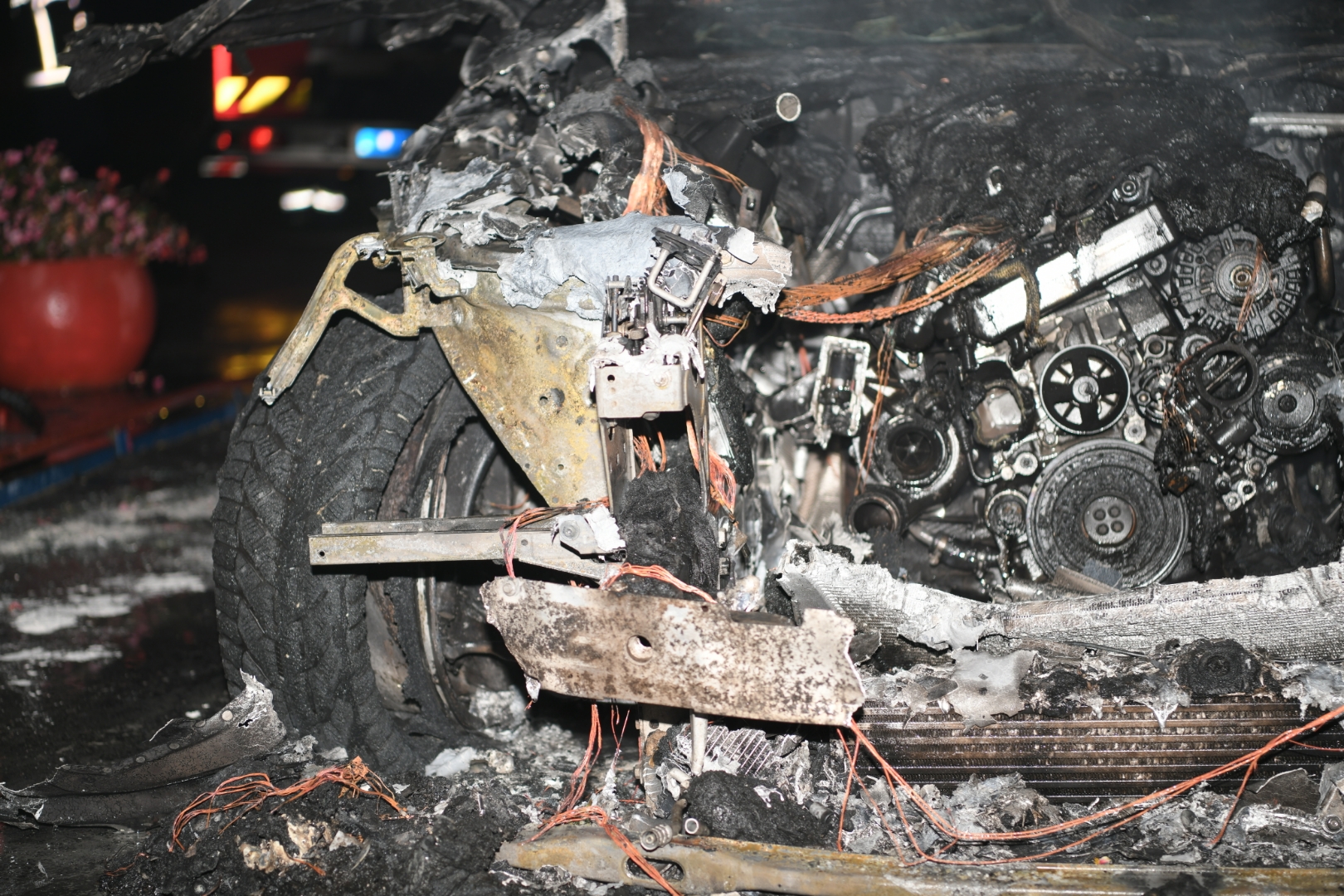 Beograd 09. novembar 2020. Pozar na benzinskoj pumpi u Dunavskoj ulici zapaljen automobil BMW vatrogasci Foto:Dragan Mujan/Nova.rs