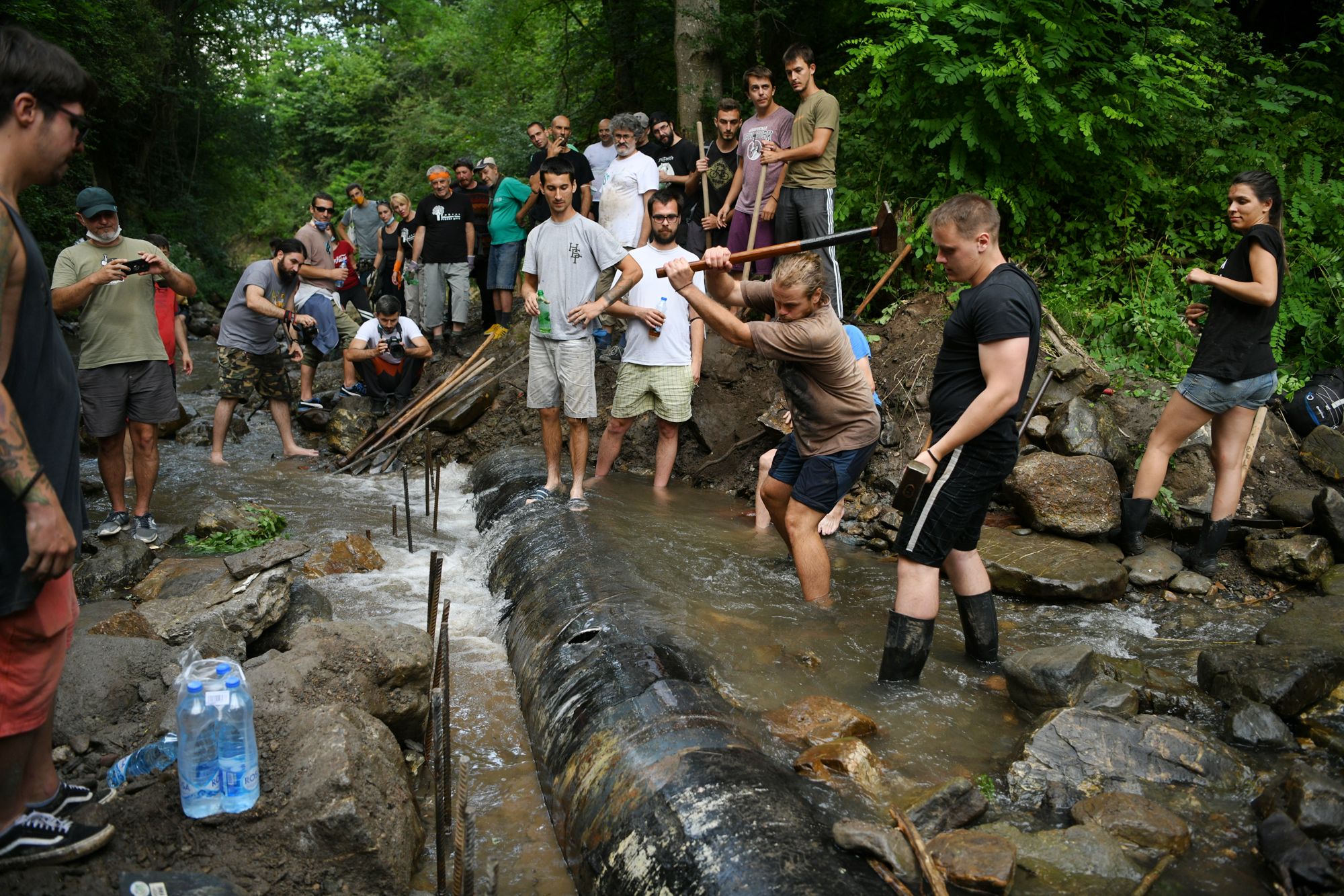 Rakita, 15.08.2020. Rakita, Akcija, Otkopavanje cevi u selu Rakita, radna akcija, aktivisti, reke vam ne damo Foto: Filip Krainčanić/Nova.rs