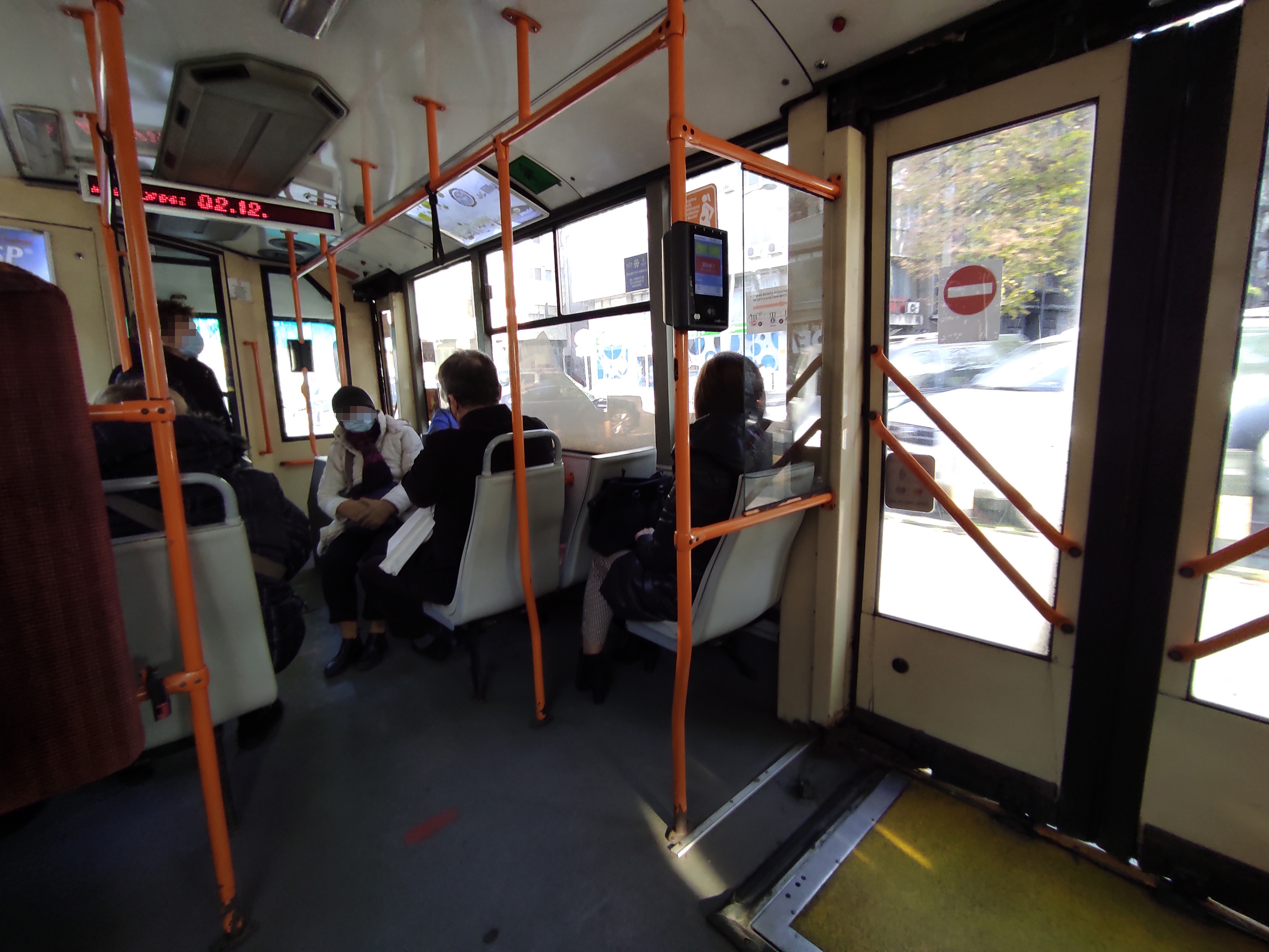 Beograd 12.02.2020. GSP, autobus, gradski prevoz, maske, maska, koronavirus, epidemiološke mere, putnici, unutra, trolejbus, trola Foto: Nemanja Jovanović/Nova.rs