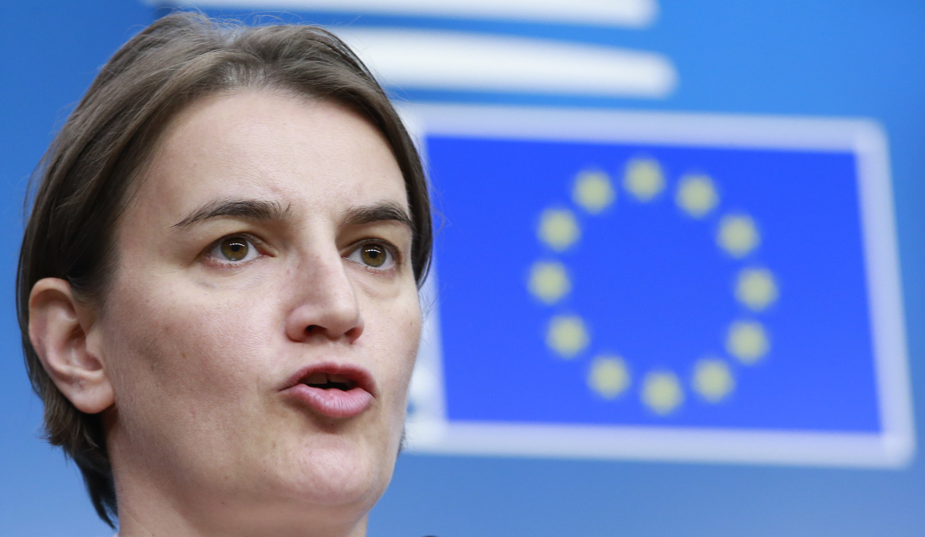 epa06332753 Serbian Prime Minister Ana Brnabic gives a press briefing at the end of EU-Serbia Stabilisation and Association Council, in Brussels, Belgium, 16 November 2017.  EPA-EFE/OLIVIER HOSLET