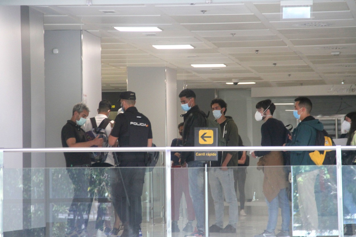 Spain: Immigrants travel to Peninsula from Tenerife