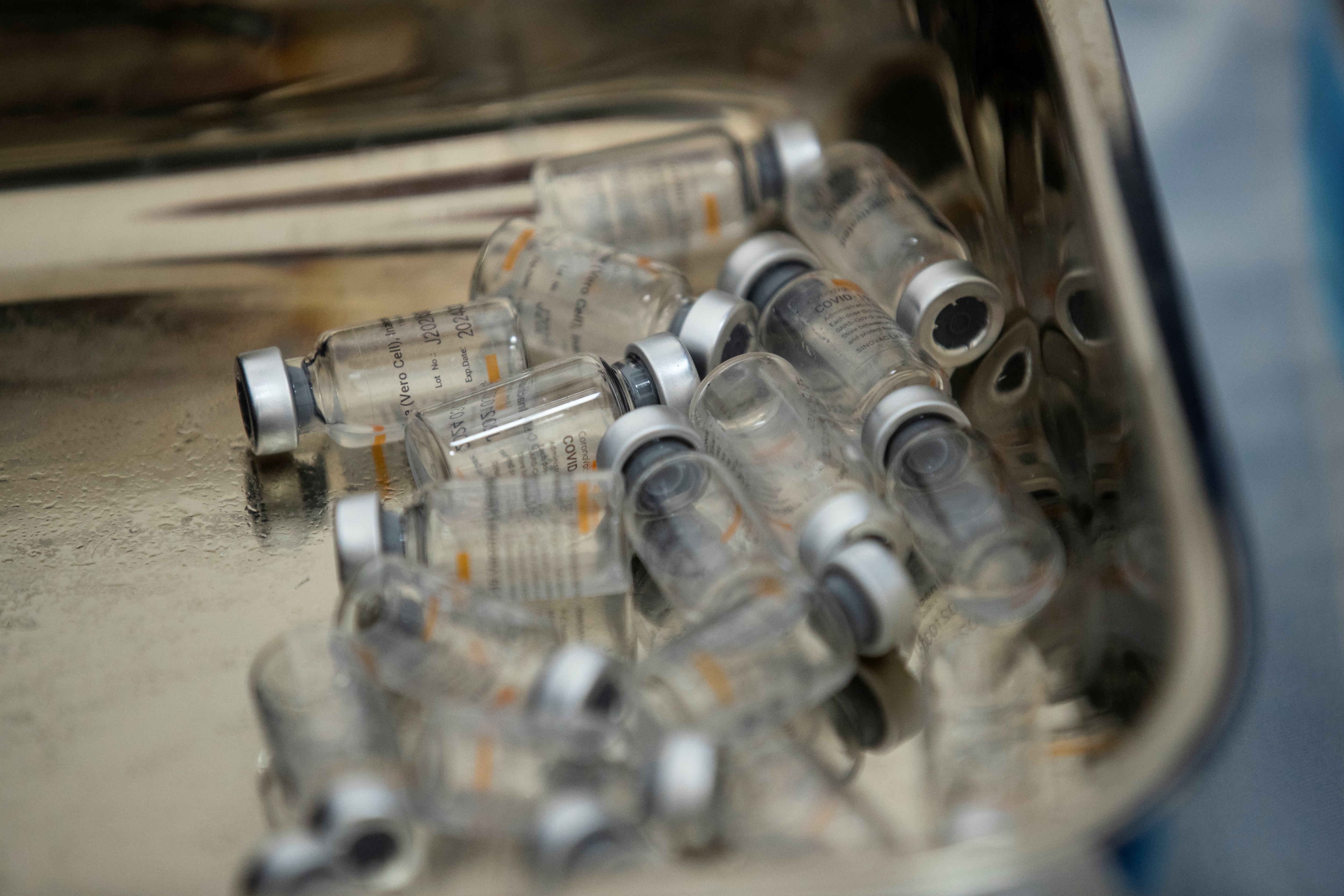Vaccination advances in Chile as they face confinement and second wave