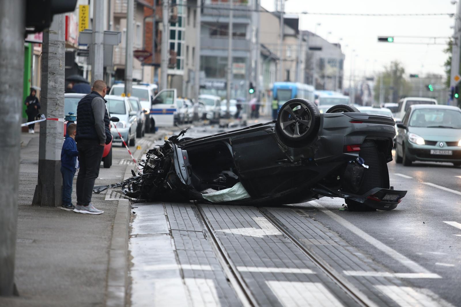 26.04.2021., Zagreb - Prometna nesreca na Aveniji Dubrava gdje je vozac osobnog automobila izgubio kontrolu nad vozilom, udario u nekoliko parkiranih vozila te se prevrnuo na krov. Photo: Matija Habljak/PIXSELL