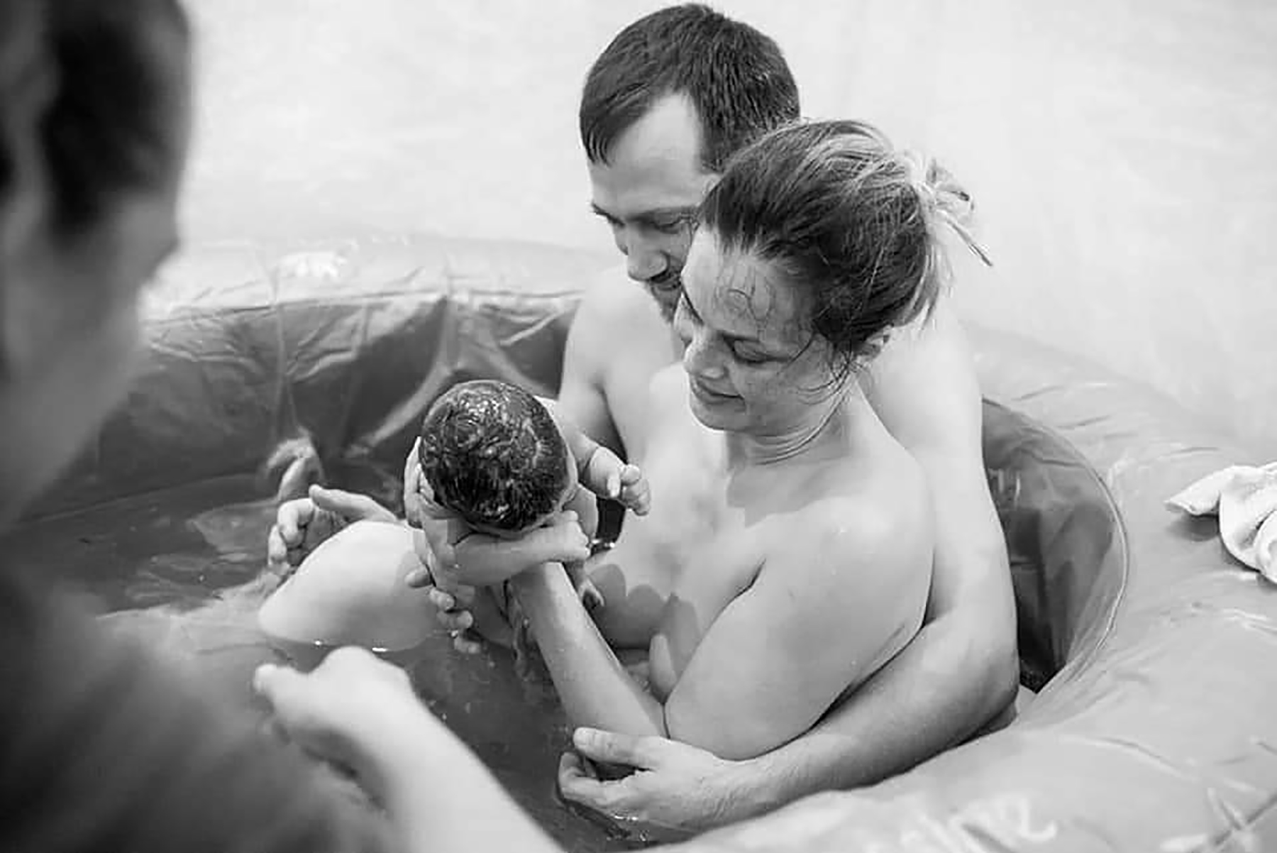 Ivana Veličkov babica, jedina u Srbiji sertifikovana za porodjaj u vodi od strane Američke asocijacije akusera i Waterbirth international i Andrej Velickov
