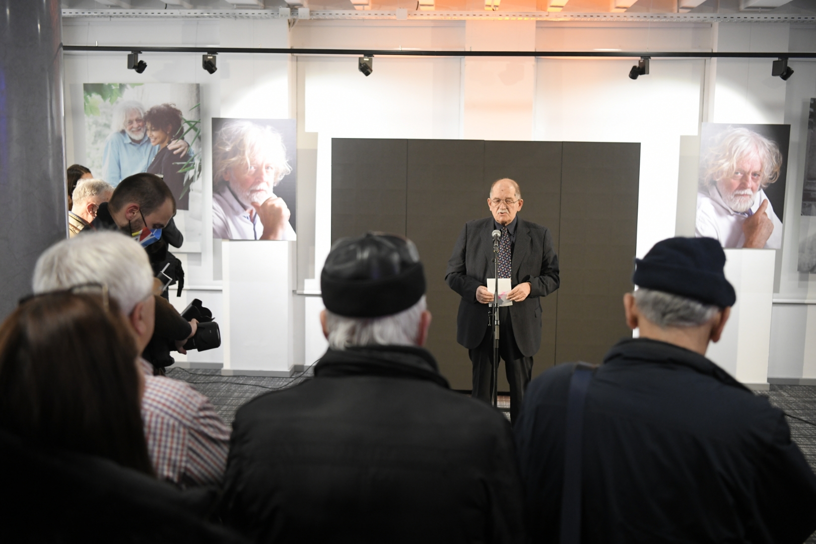 Beograd, 16.12.2021. Kombank dvorana, Galerija Miloš Šobajić, Dan sećanja na slikara Miloša Šobajića u Galeriji Kombank dvorane Foto: Dragan Mujan/Nova.rs