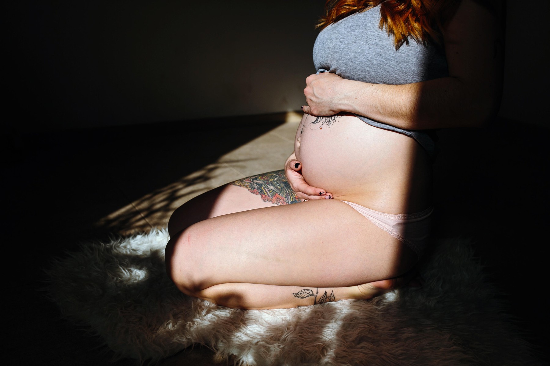Pregnant girl posing at the camera in a dark room,Image: 285196590, License: Royalty-free, Restrictions: , Model Release: yes, Credit line: Oleksii Hrecheniuk / Alamy / Alamy / Profimedia