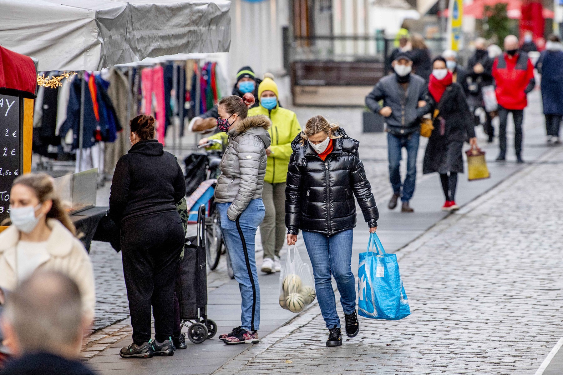 Dutch people shop in Belgium