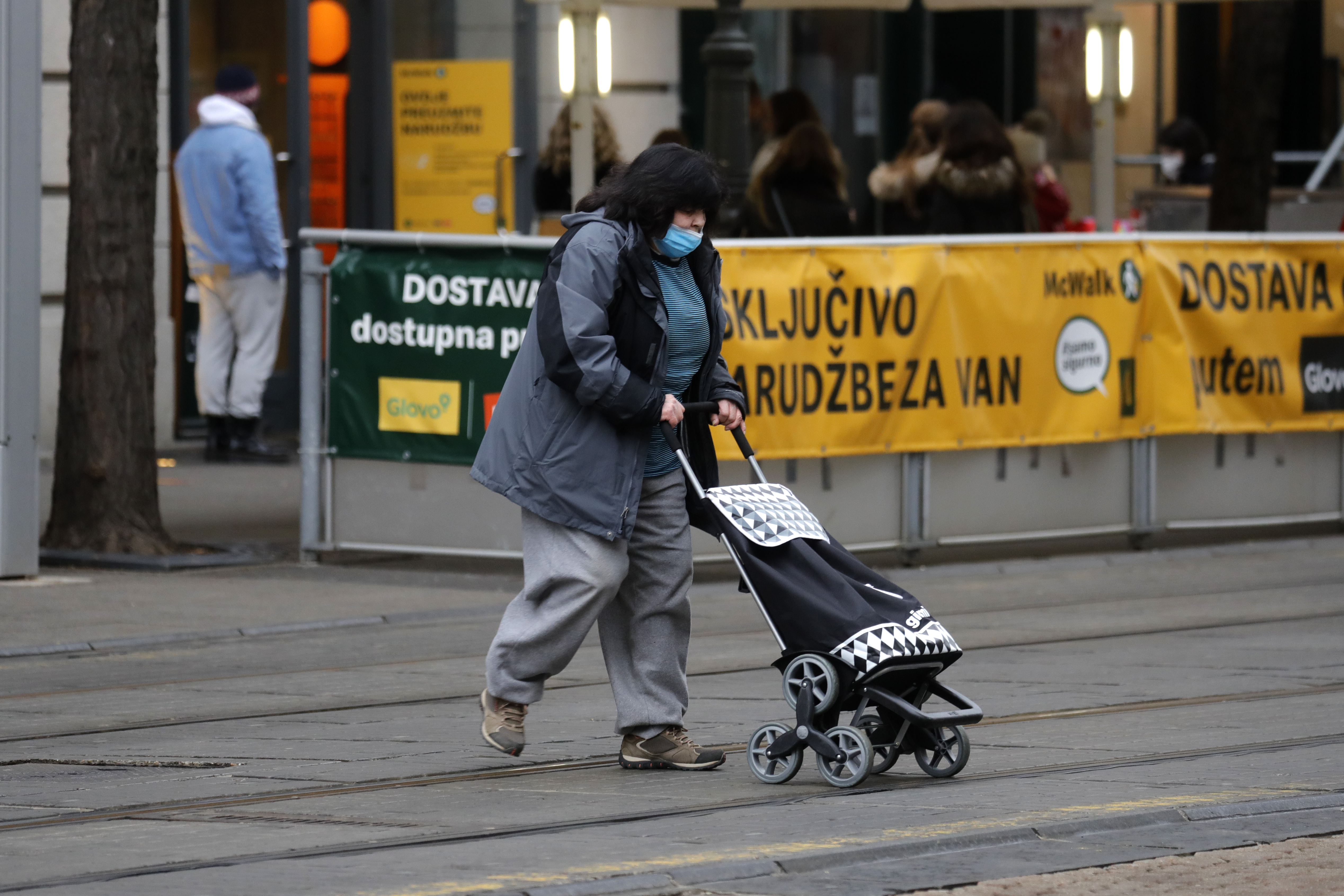 starica; maska; ulica; zagreb