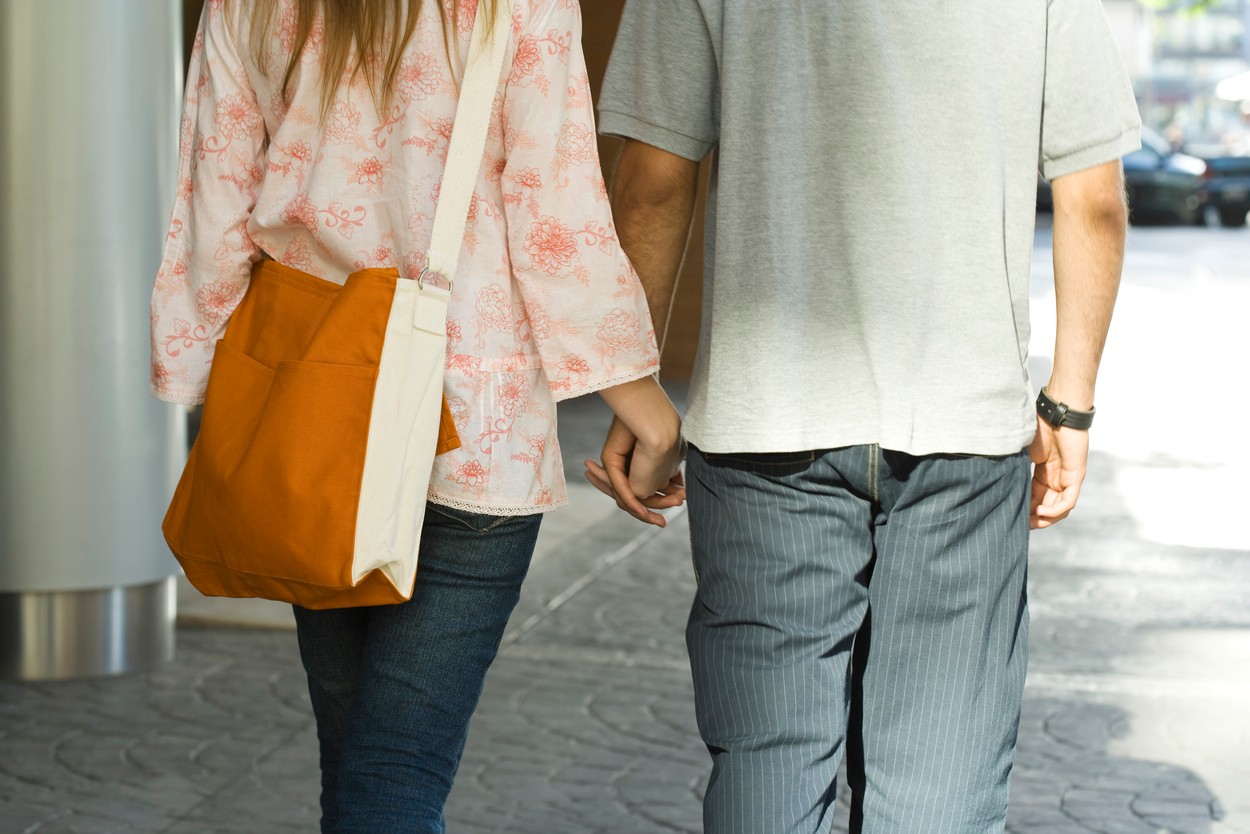 Young couple walking hand in hand on sidewalk, rear view, cropped,Image: 70077794, License: Royalty-free, Restrictions: , Model Release: yes, Credit line: Ale Ventura / PhotoAlto / Profimedia