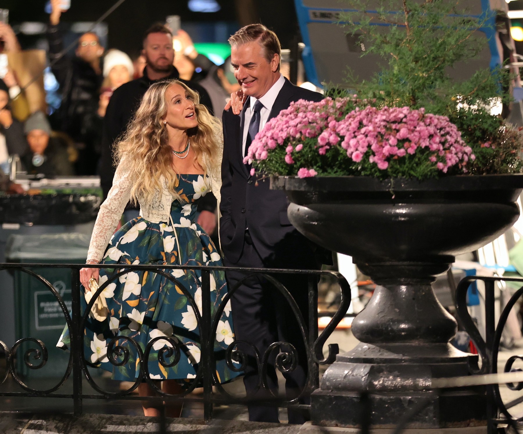 Sarah Jessica Parker And Chris Noth Share A Kiss At The "And Just Like That" Set In NYC