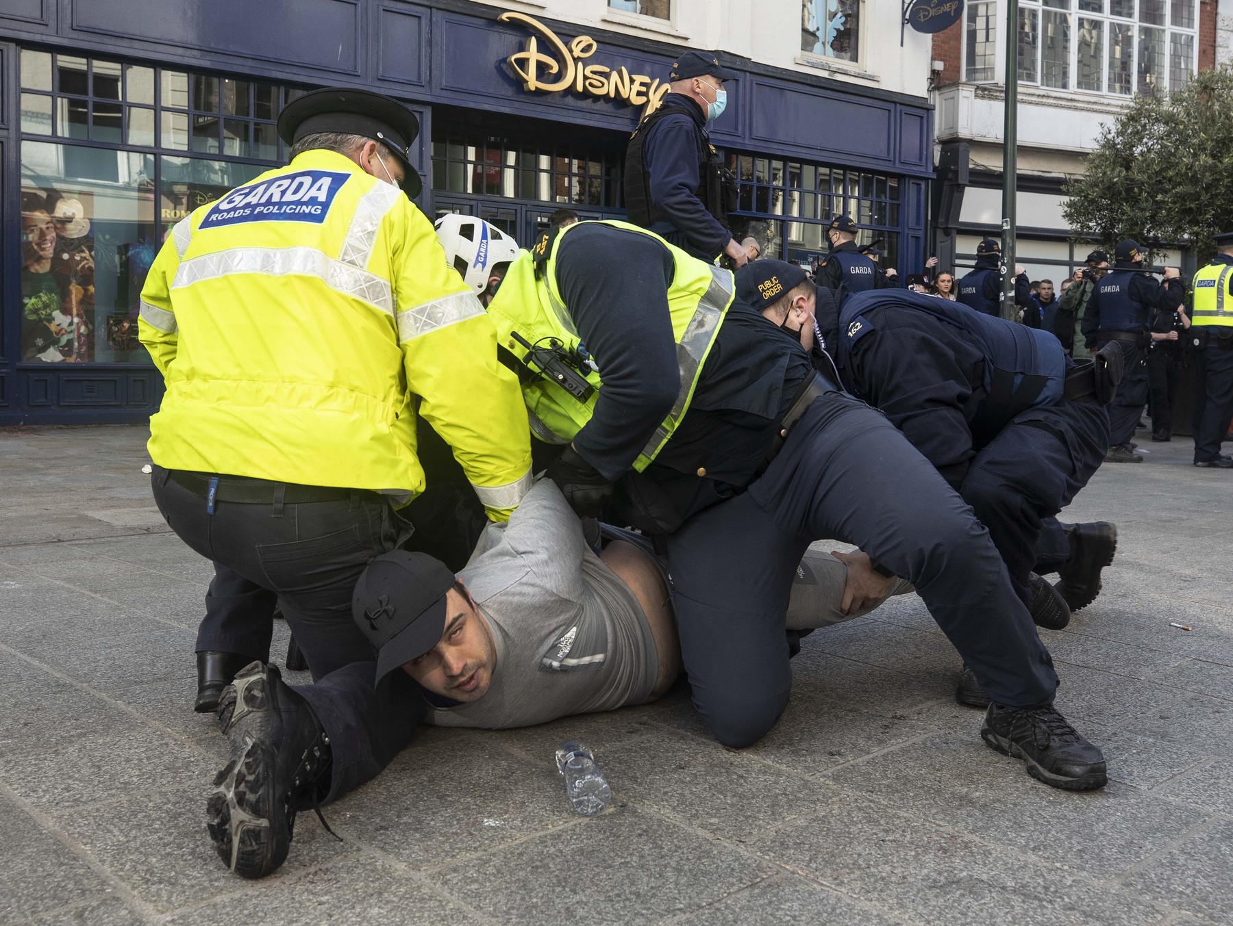Gardai restrain a protester during an anti-lockdown protest in Dublin city centre.,Image: 593955273, License: Rights-managed, Restrictions: , Model Release: no, Credit line: Damian Eagers / PA Images / Profimedia