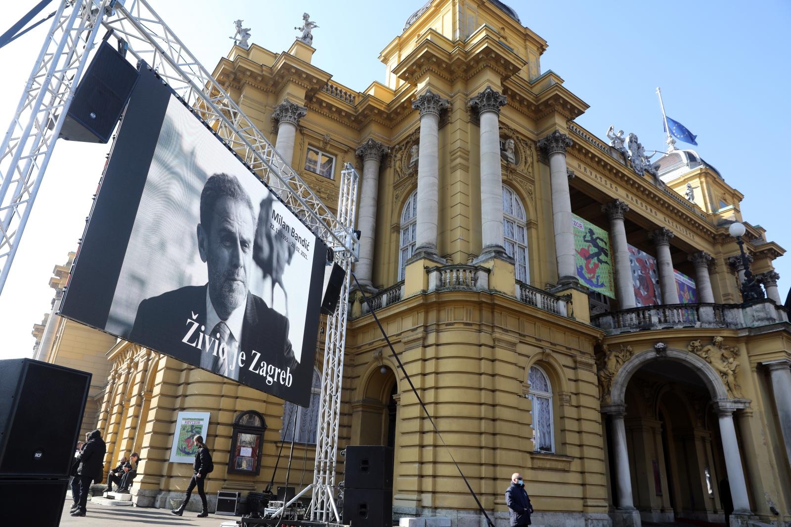 02.03.2021., Zagreb - Gradjani na videozidu postavljenom ispred Hrvatskog narodnog kazalista prate komemoraciju povodom smrti gradonacelnika Milana Bandica. Photo: Patrik Macek/PIXSELL