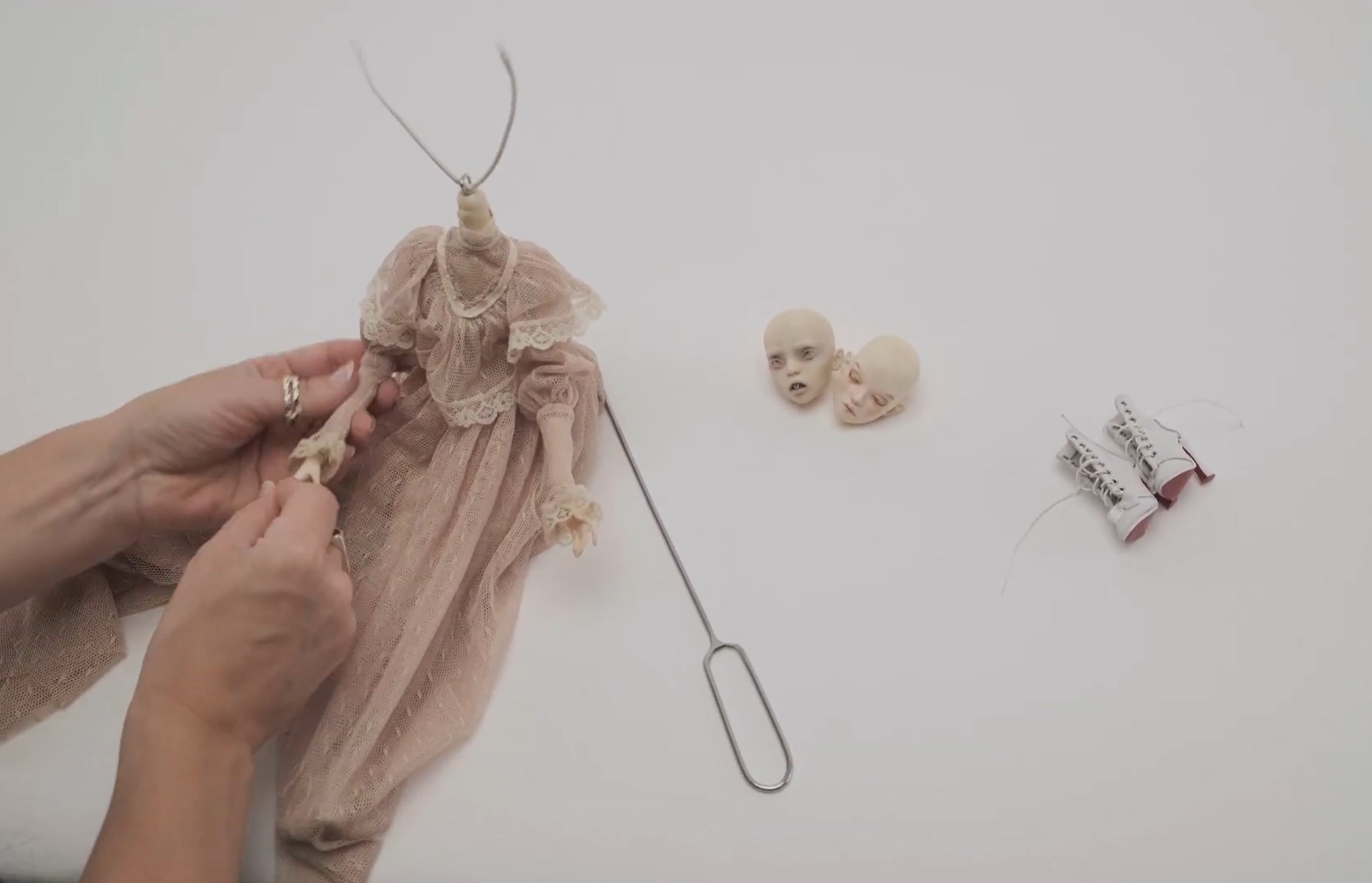 monmonika mostowik, lutke