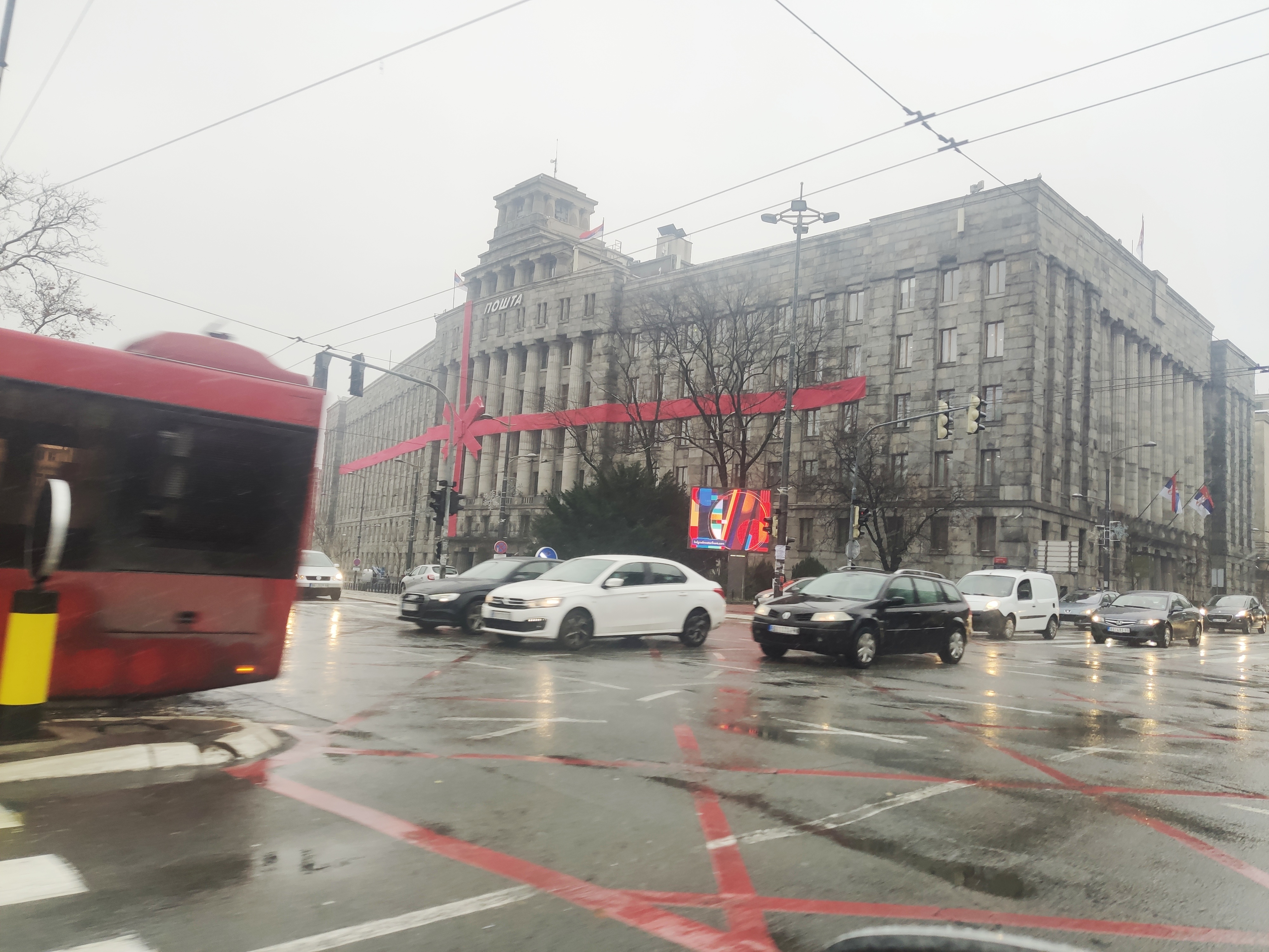 Beograd 07.12.2021. Pošta kao poklon, poklon Pošta, zgrada Pošte, mašna, ukras, novogodišnji dekor, novogodišnji ukrasi Foto: Vesna Lalić/Nova.rs