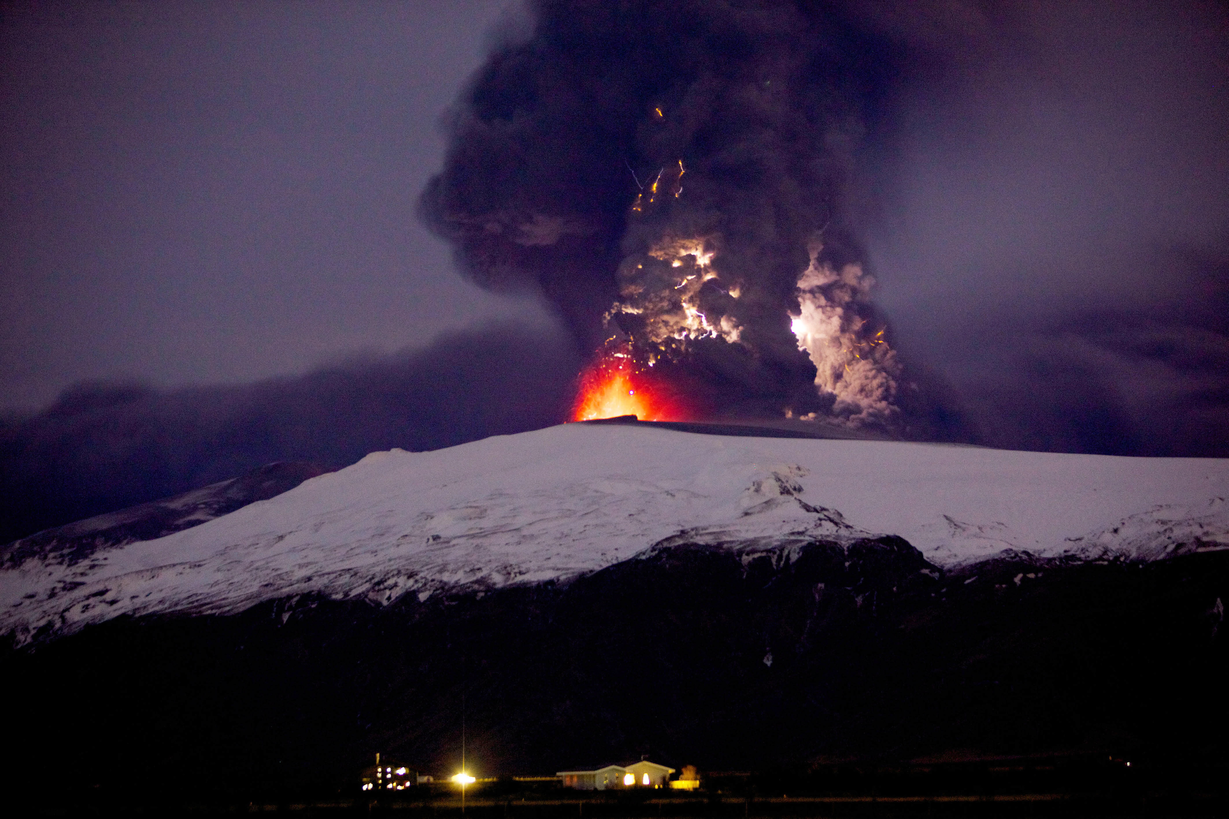 epa08095835 PICTURES OF THE DECADE 

The Iceland volcano Eyjafjallajokull continues to erupt causing widespread air traffic disruption with clouds of volcanic ash, in Iceland, 19 April 2010.  EPA-EFE/VILHELM GUNNARSSON