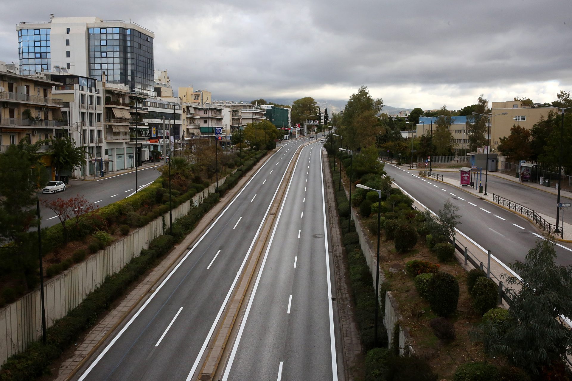 epa08807128 The deserted Mesogeion avenue in Athens, Greece, 08 November 2020. New restrictions have been enforced in Athens amid a second wave of COVID-19 infections sweeping through Europe.  EPA-EFE/ORESTIS PANAGIOTOU