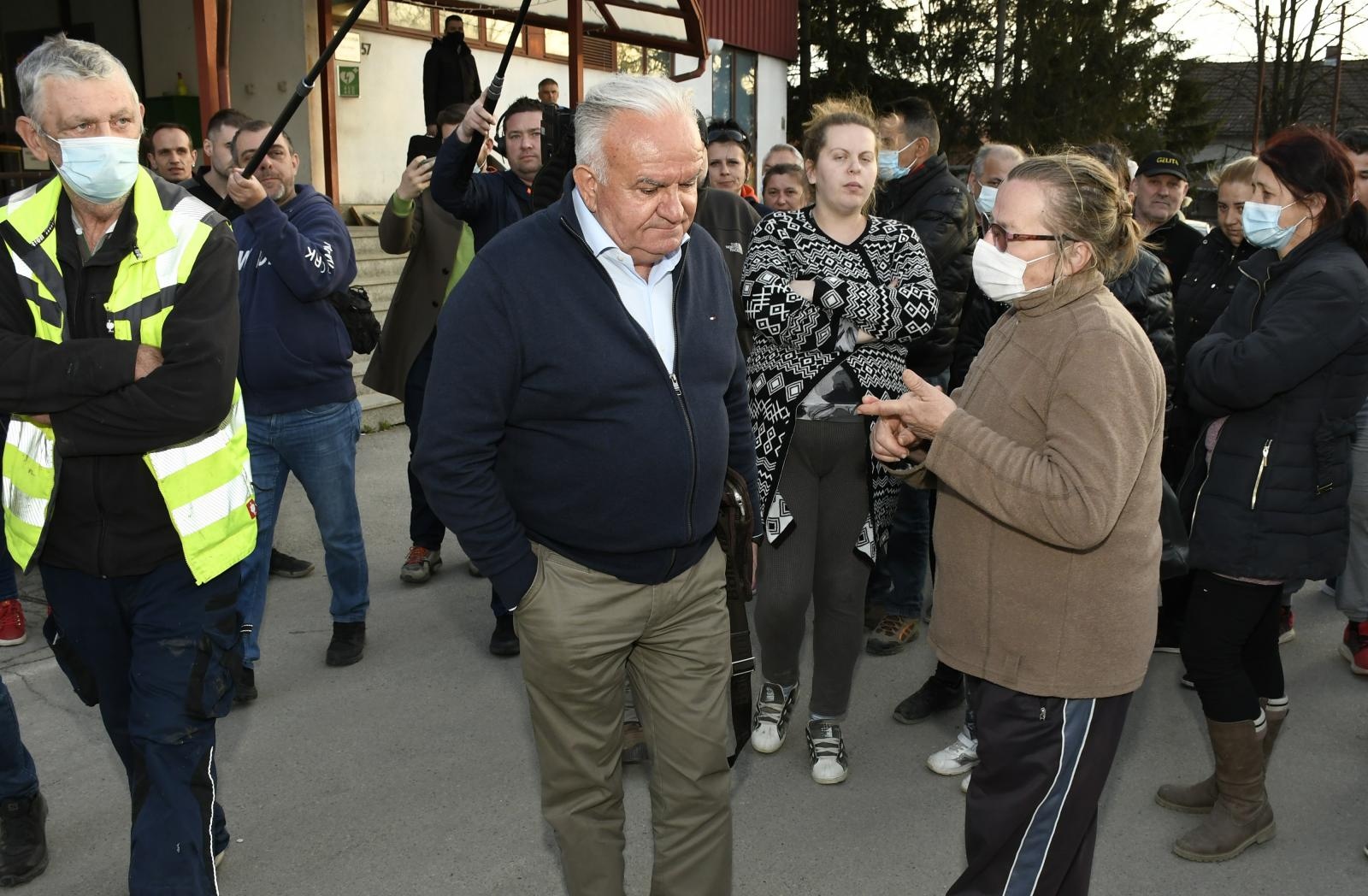 Nezadovoljni stanovnici Petrinje, čekali gradonačelnika te ga verbalno napali