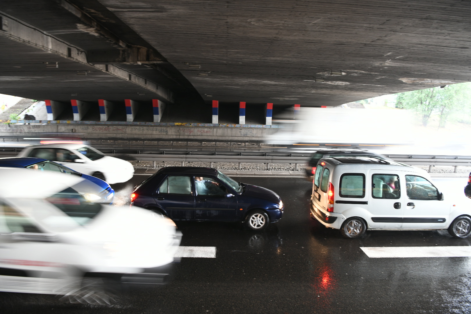 Beograd 26.05.2020. Kiša, loše vreme, nevreme, autoput, zastoj, gužva, automobili, Gazela Foto: Vesna Lalić/Nova.rs