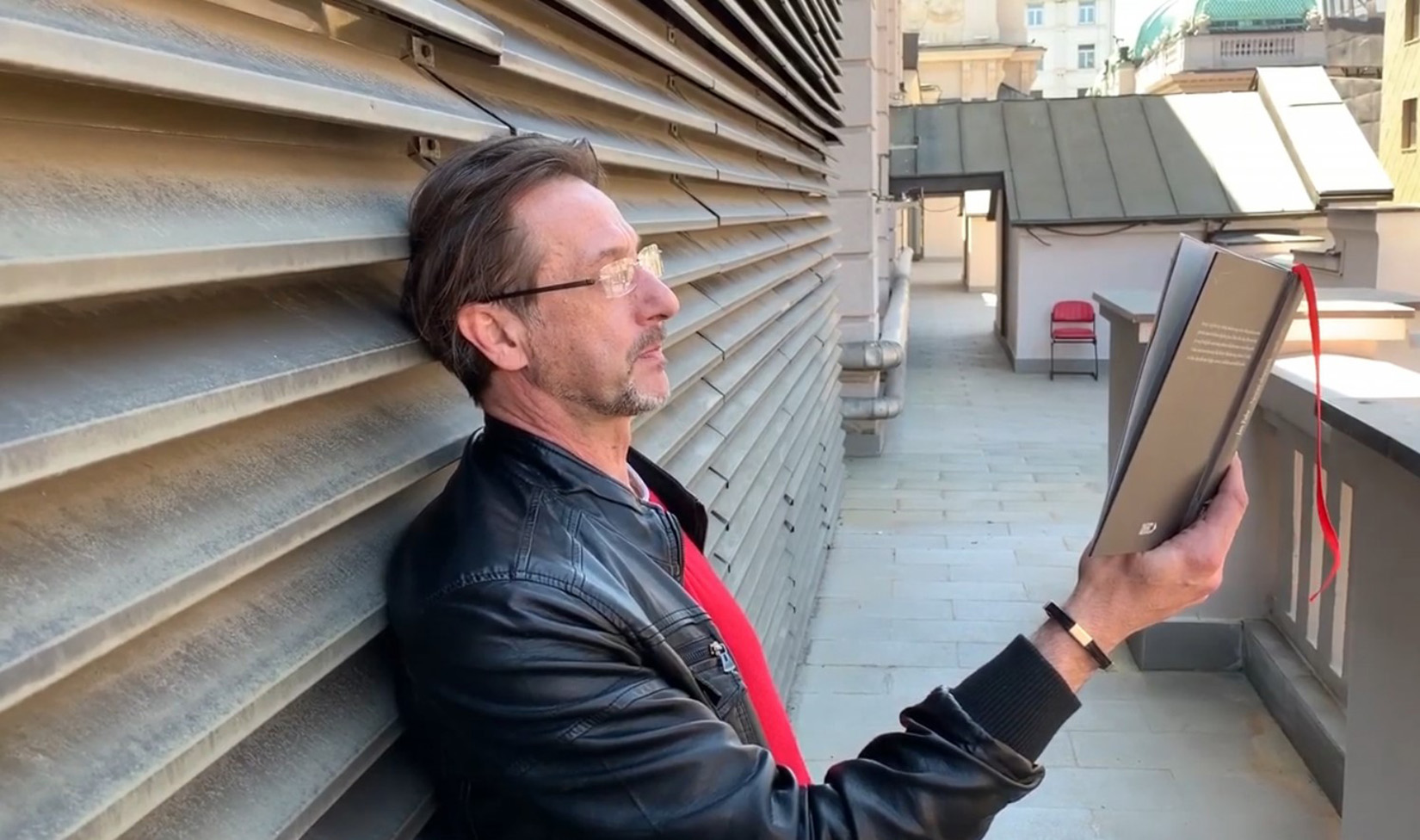 Slobodan Beštić čita odlomak iz dnevnika Jana Fabra na krovu Narodnog pozorišta