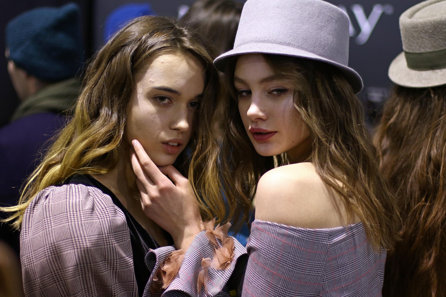 manekenke; lepota; moda; kosa