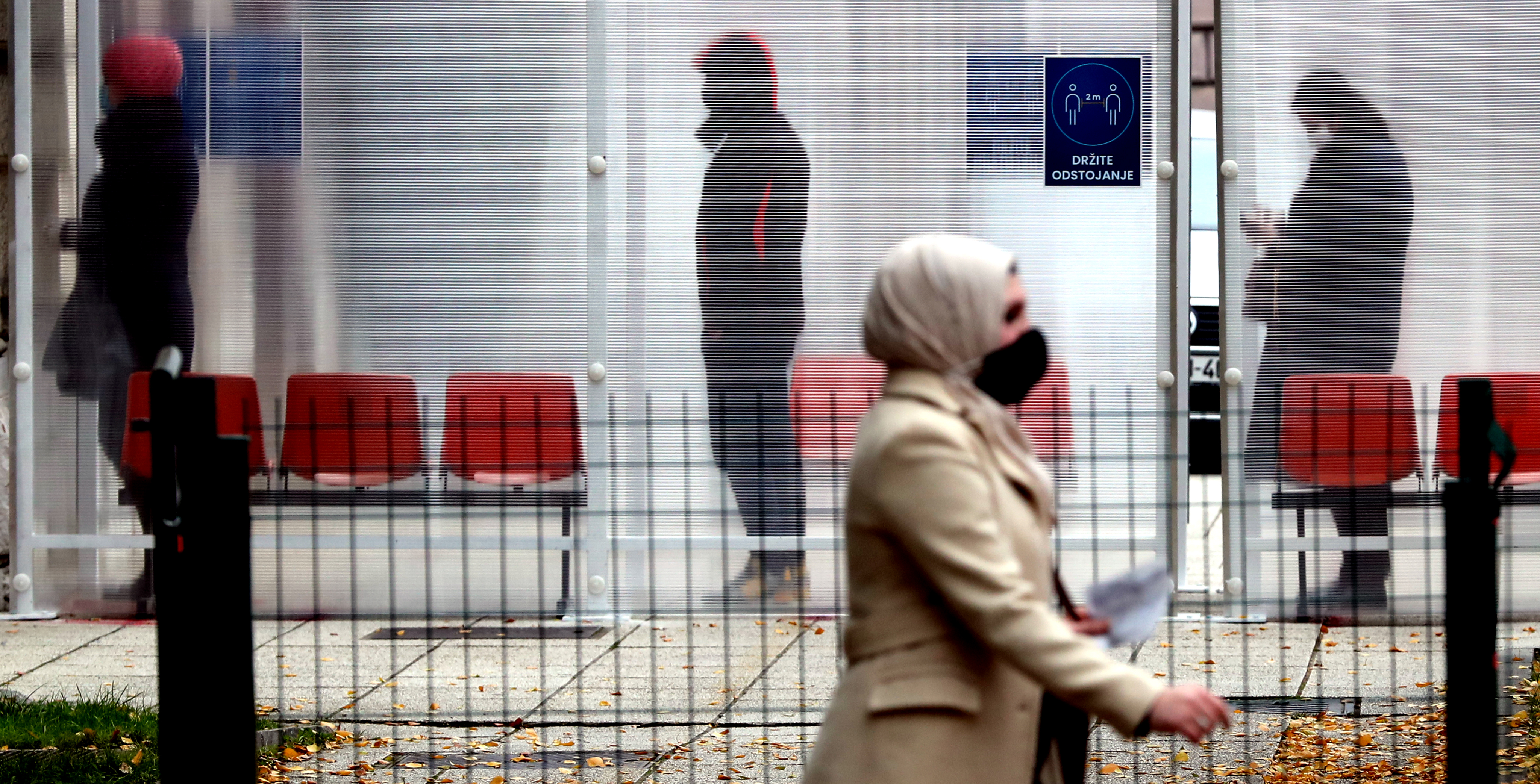 epa08853002 Bosnian people wait in line in front of hospital, to get tested for coronavirus in Sarajevo, Bosnia and Herzegovina, 30 November 2020.  EPA-EFE/FEHIM DEMIR