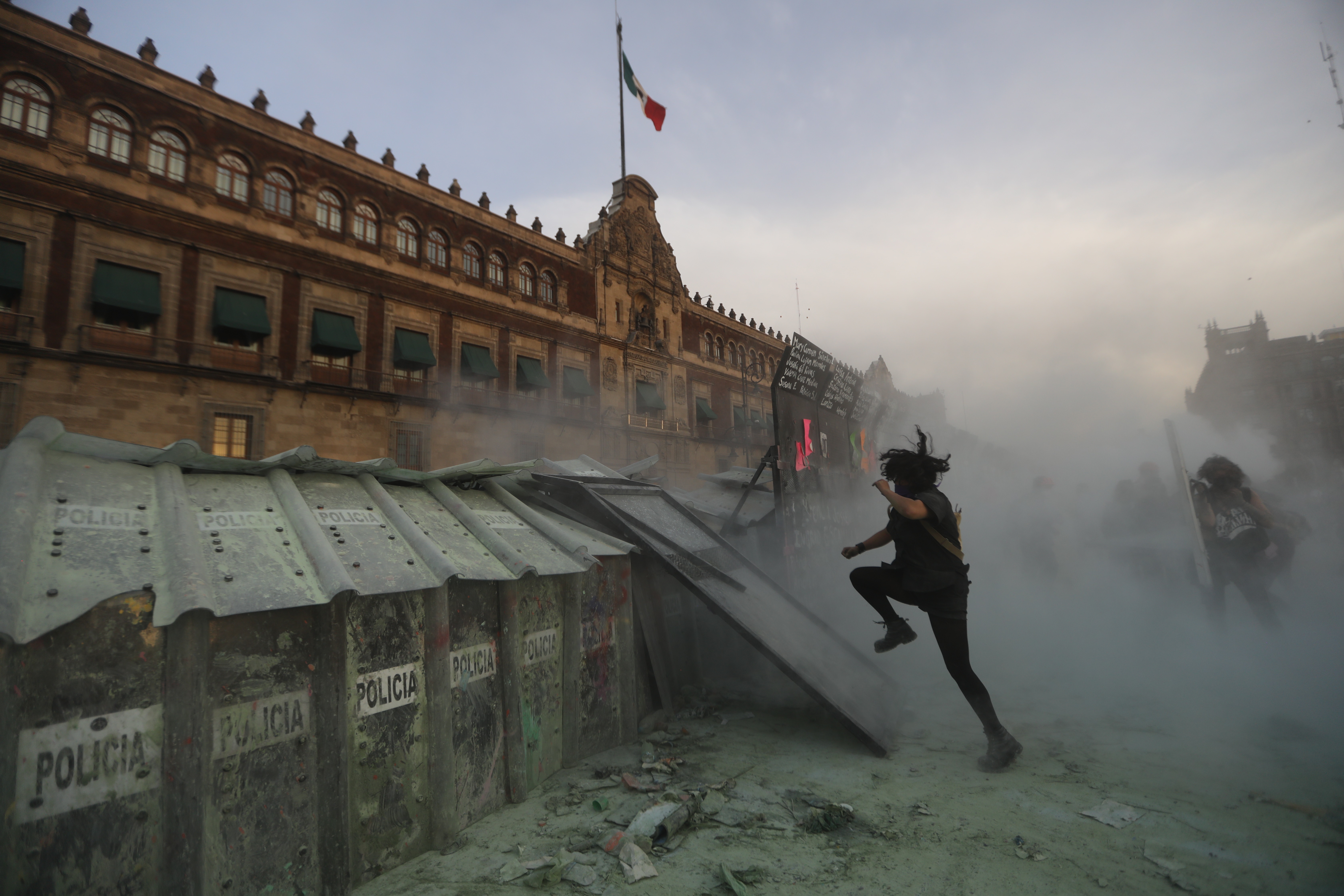 epaselect epa09063104 Activists clash with police during a protest against the alarming numbers of femicides, on International Women's Day at Plaza del Zocalo in Mexico City, Mexico, 08 March 2021.  EPA-EFE/Sashenka Gutierrez