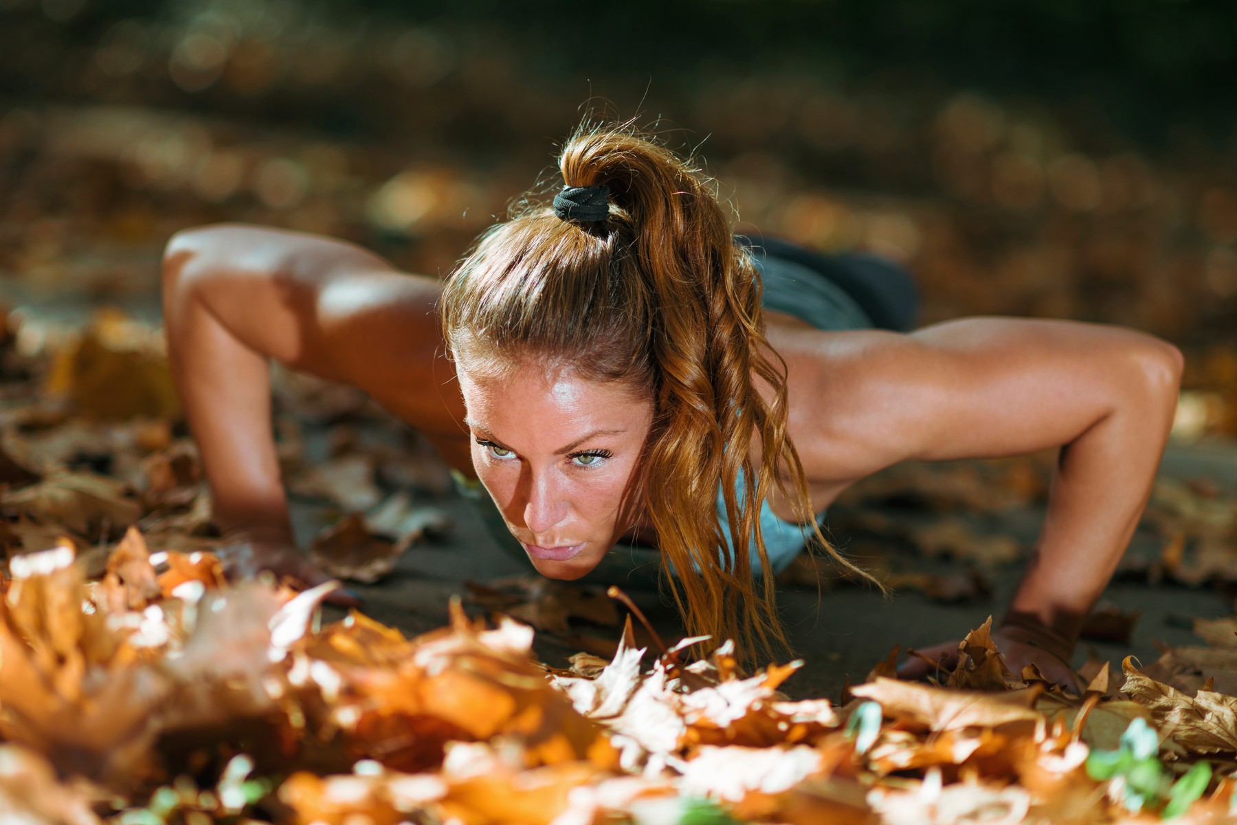 Woman doing push ups in the park.,Image: 423861749, License: Royalty-free, Restrictions: , Model Release: no, Credit line: MICROGEN IMAGES / Sciencephoto / Profimedia
