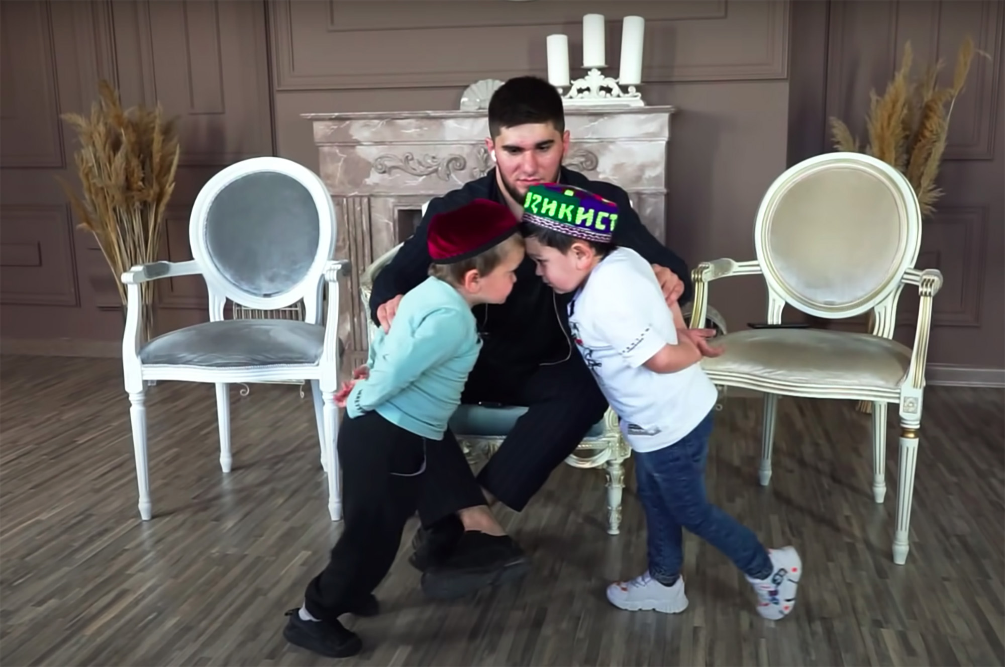 Foto: YouTube / East2West News / Profimedia