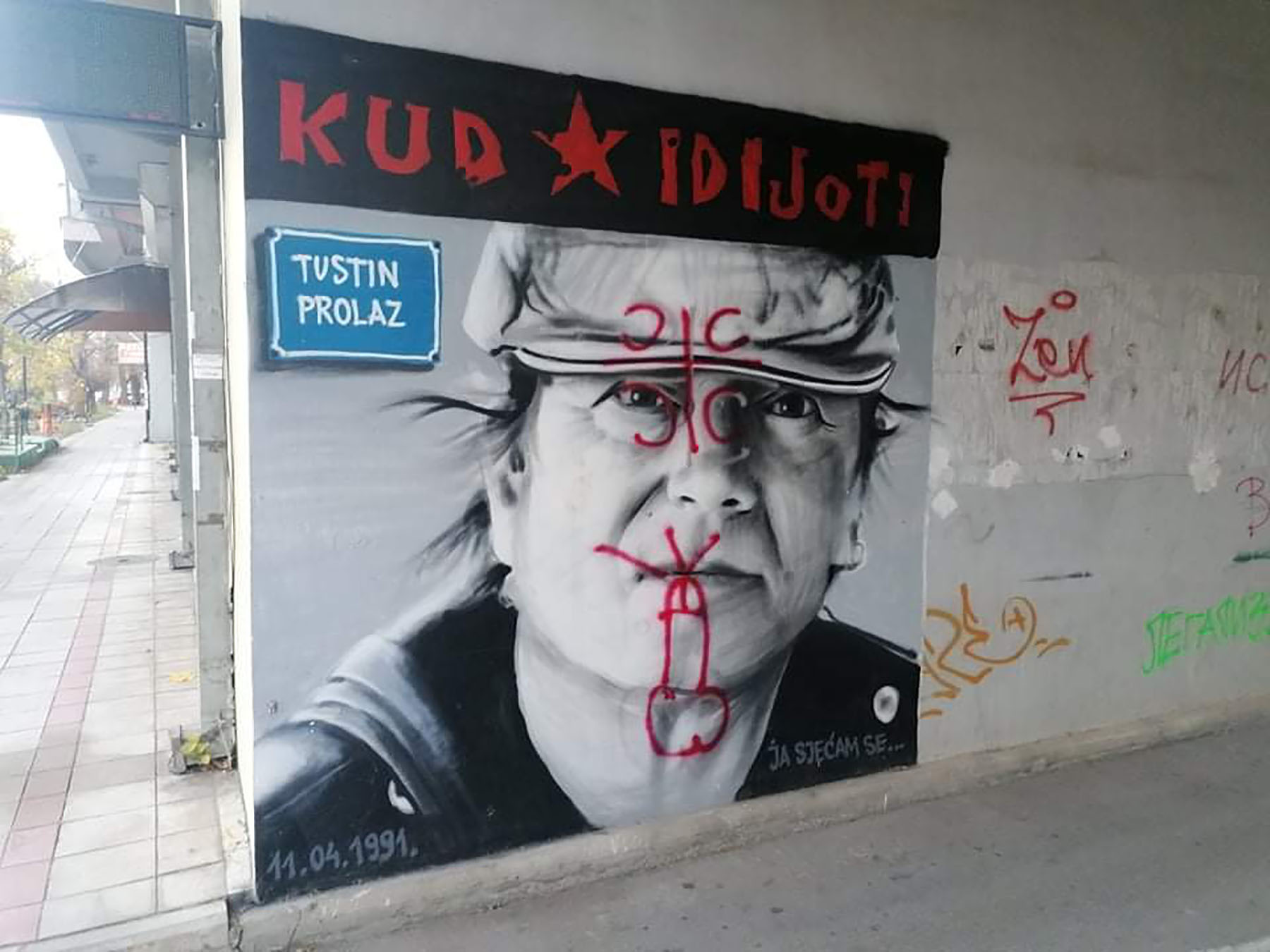 U centru Stare Pazove oskrnavljen je mural Branku Črncu Tusti, legendarnom pevaču pulske pank grupe KUD Idijoti. Stara Pazova mural
