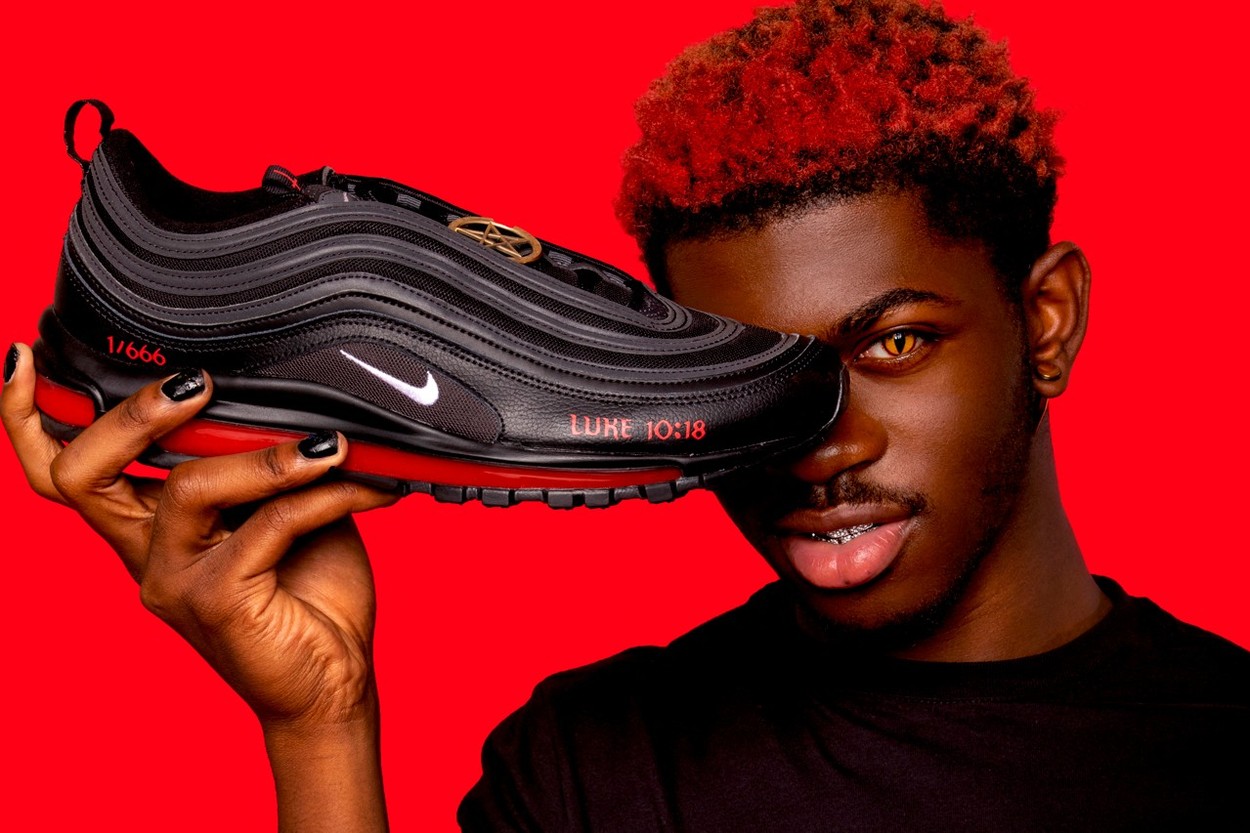 La marque de baskets MSCHF lance en collaboration avec l'artiste Lil Nas une basket Satan