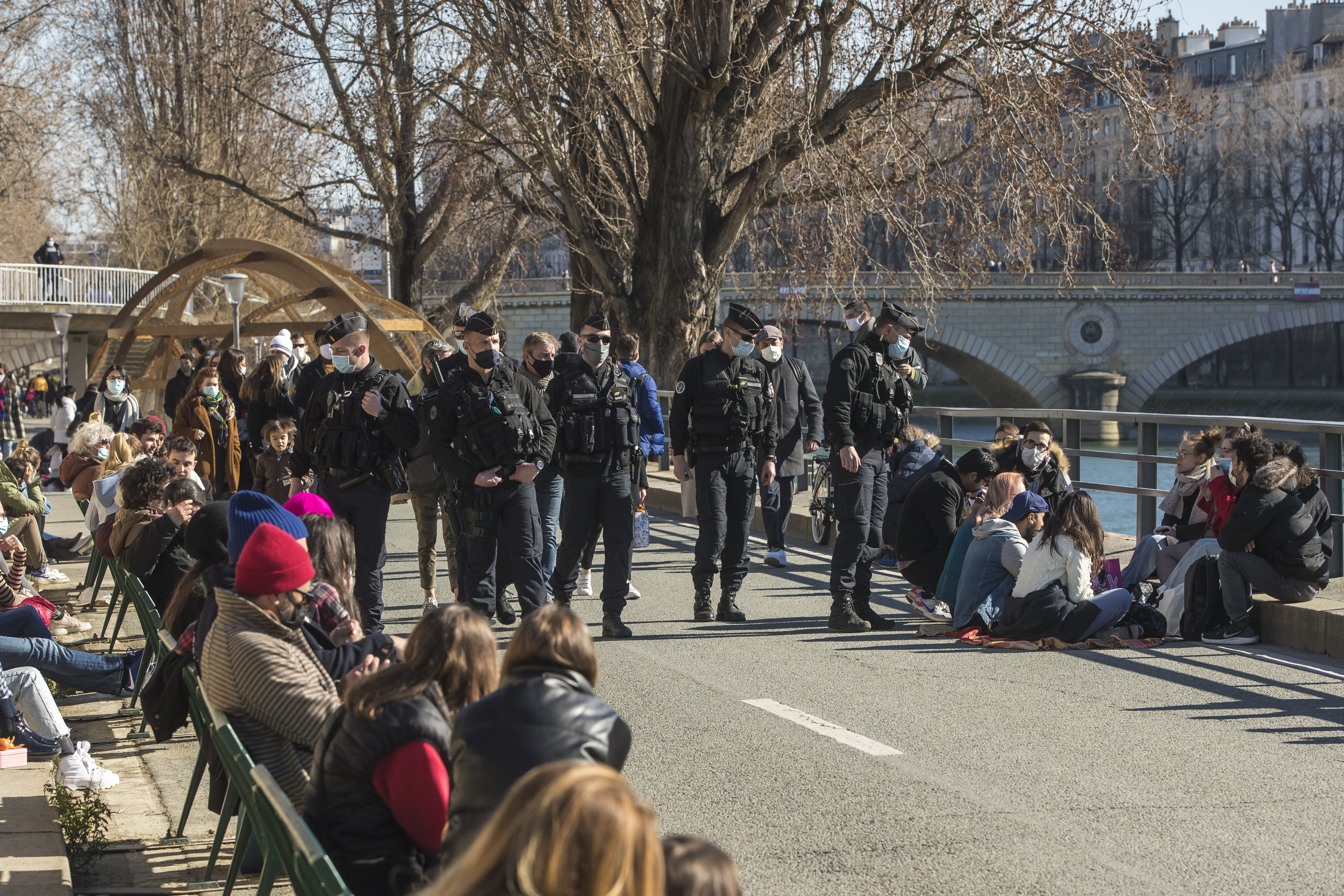 Police disperse gatherings in Paris