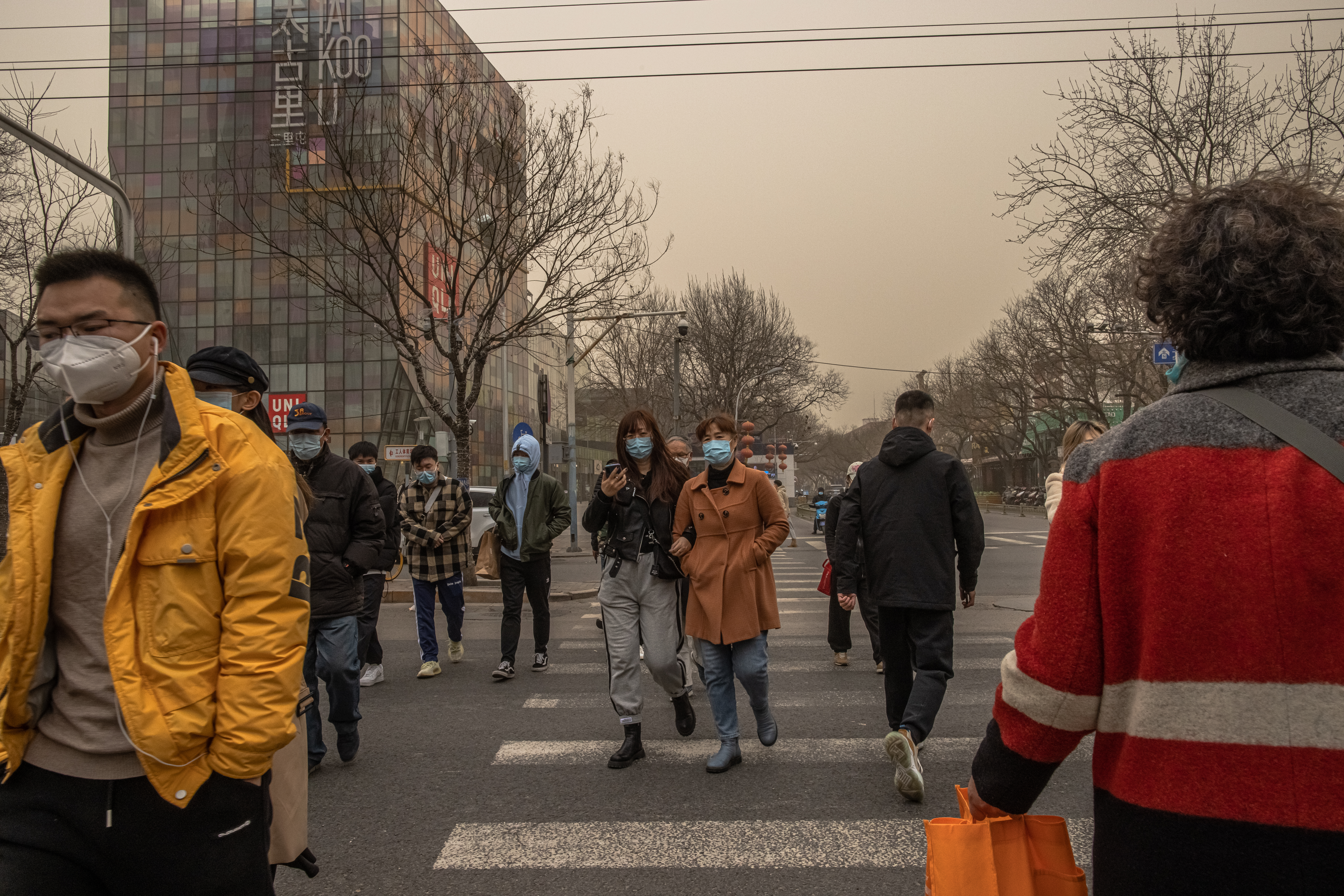Peking peščana oluja, A massive sandstorm causes air pollution in Beijing