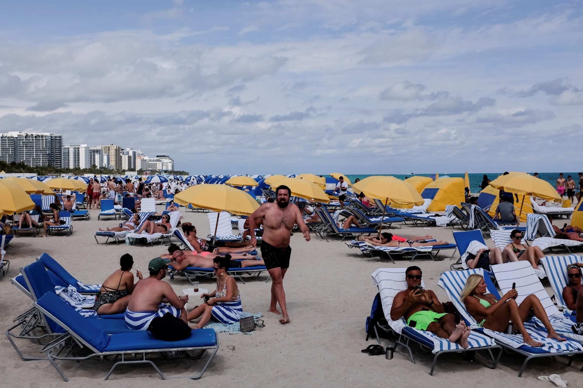 Revelers flock to the beach to celebrate spring break, amid the coronavirus disease (COVID-19) outbreak in Miami Beach, Florida, U.S., March 6, 2021. REUTERS/Marco Bello