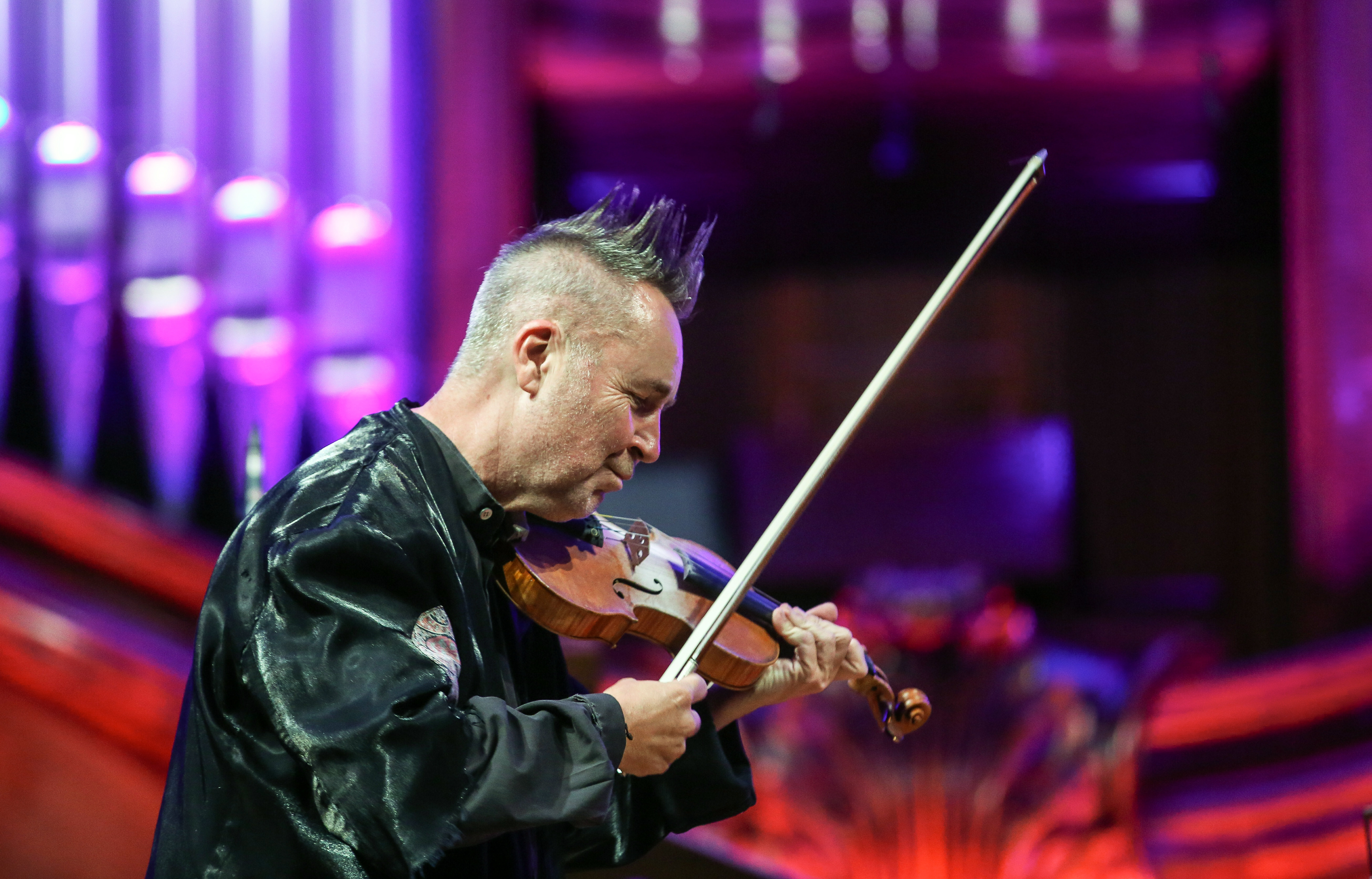 epa05947266 British violinist Nigel Kennedy performs on stage with the Cappella Gedanensis band during their concert in Warsaw, Poland, 06 May 2017.  EPA/RAFAL GUZ POLAND OUT